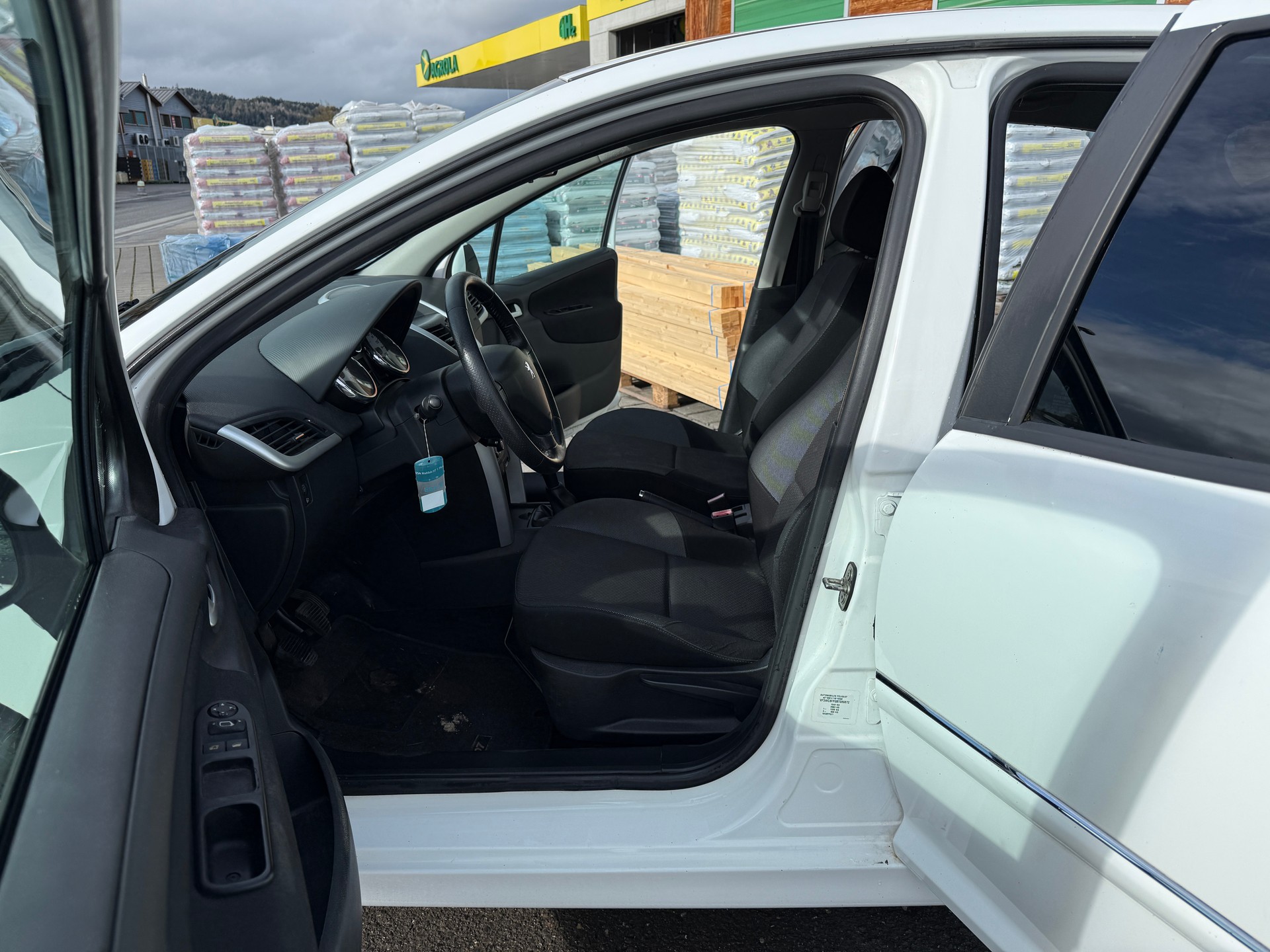 PEUGEOT 207 1.4 16V Swiss Edition-image-7