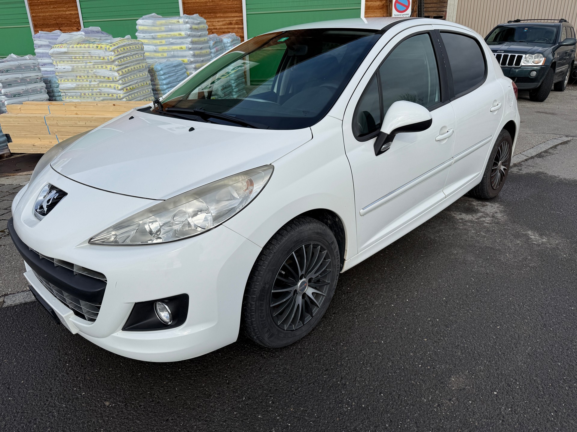 PEUGEOT 207 1.4 16V Swiss Edition-image-1