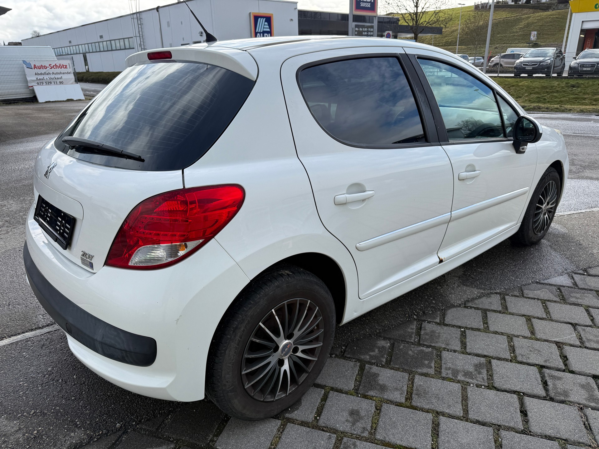 PEUGEOT 207 1.4 16V Swiss Edition-image-3
