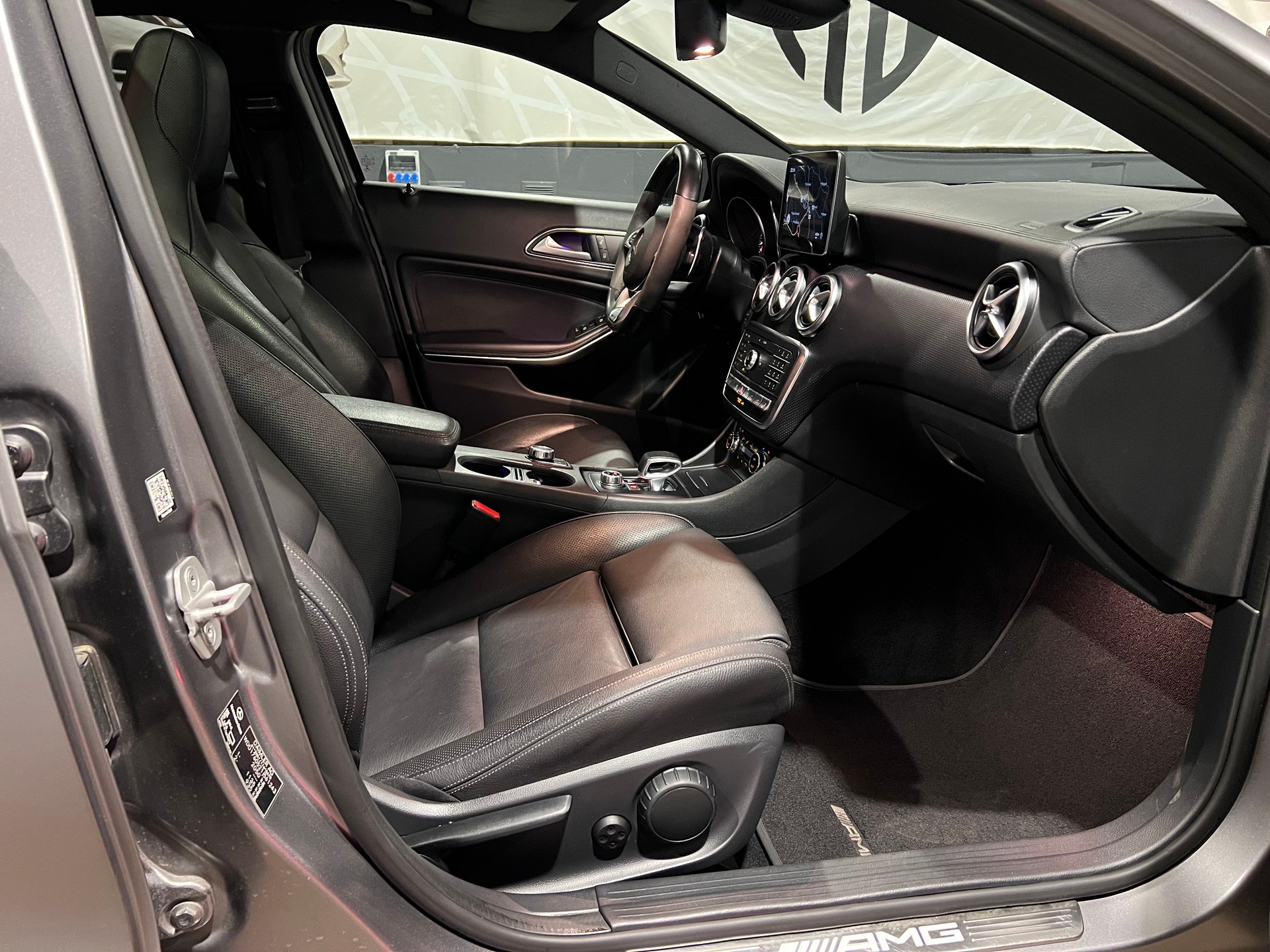 MERCEDES-BENZ A 45 AMG 4Matic Petronas 2015 Edition 7G-DCT-image-12