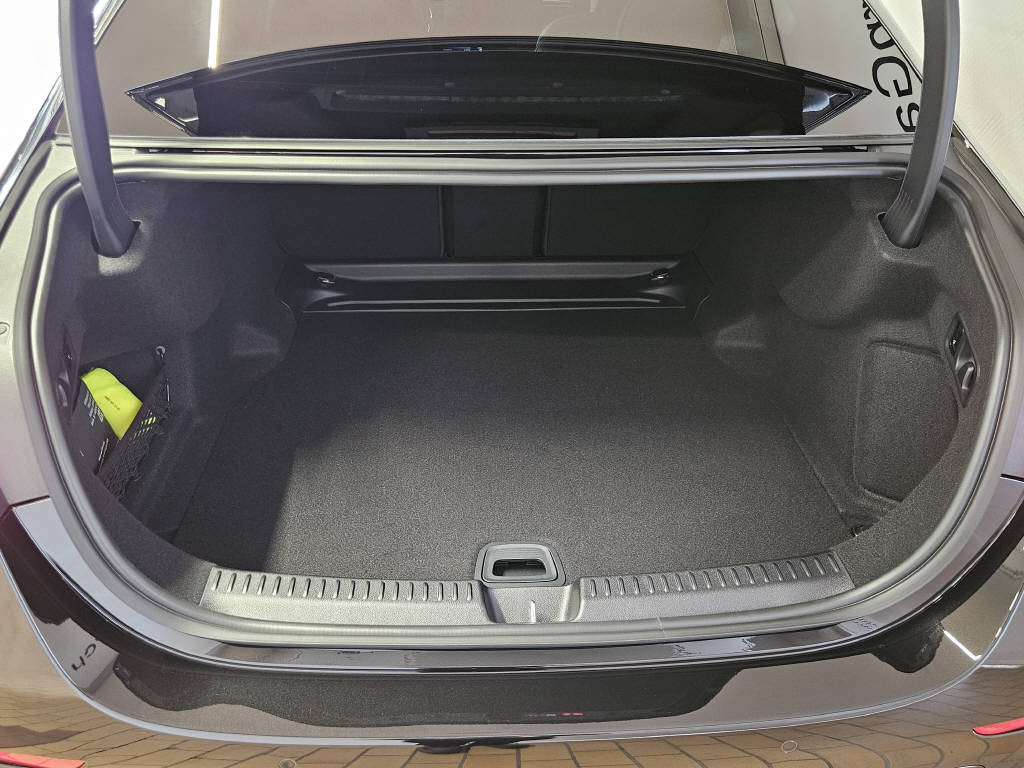 MERCEDES-BENZ E 220 d 4Matic AMG Line Limousine-image-3