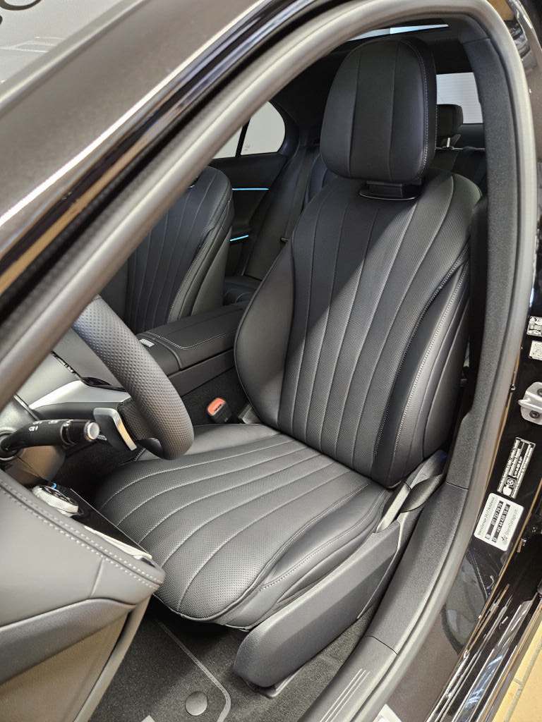 MERCEDES-BENZ E 220 d 4Matic AMG Line Limousine-image-5