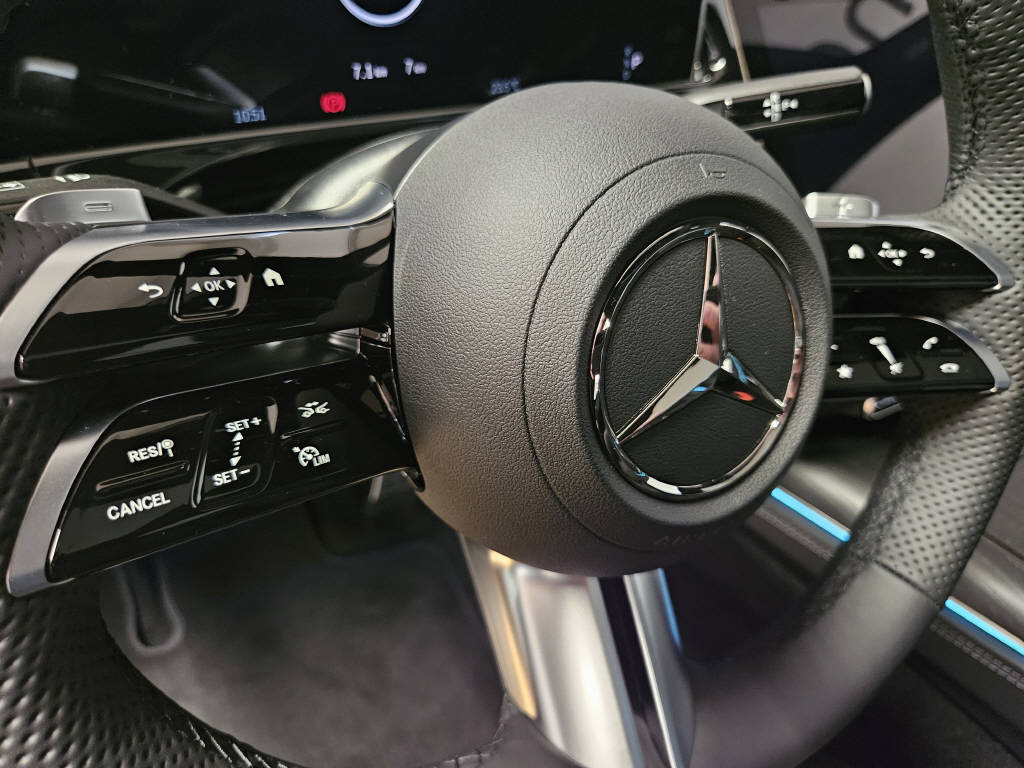 MERCEDES-BENZ E 220 d 4Matic AMG Line Limousine-image-8
