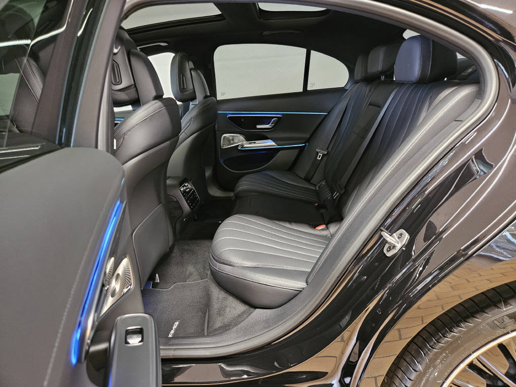 MERCEDES-BENZ E 220 d 4Matic AMG Line Limousine-image-12