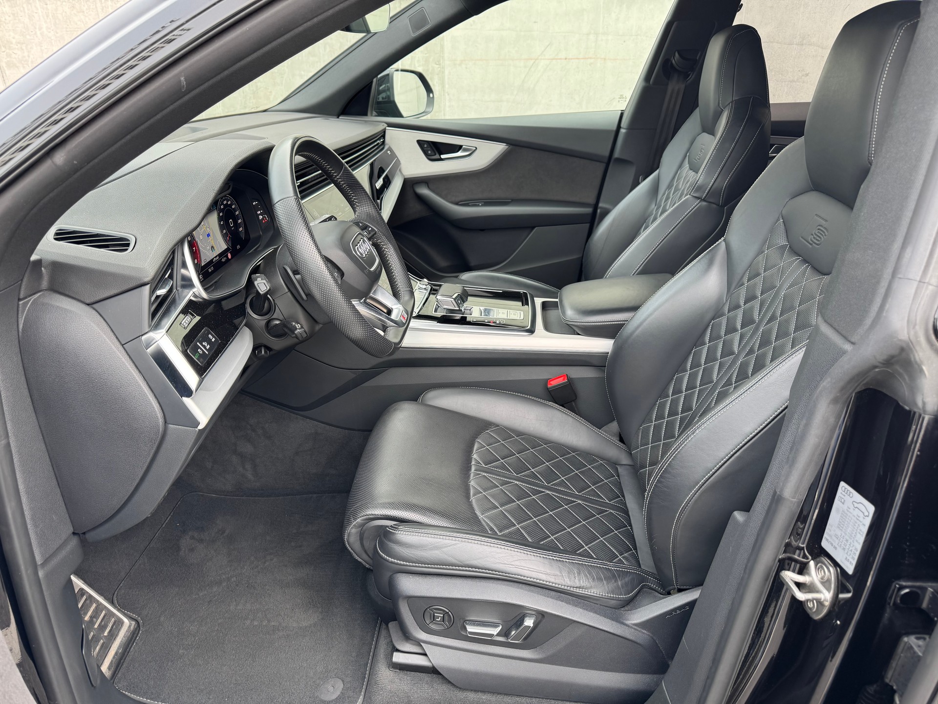 AUDI Q8 55 TFSI quattro tiptronic-image-8