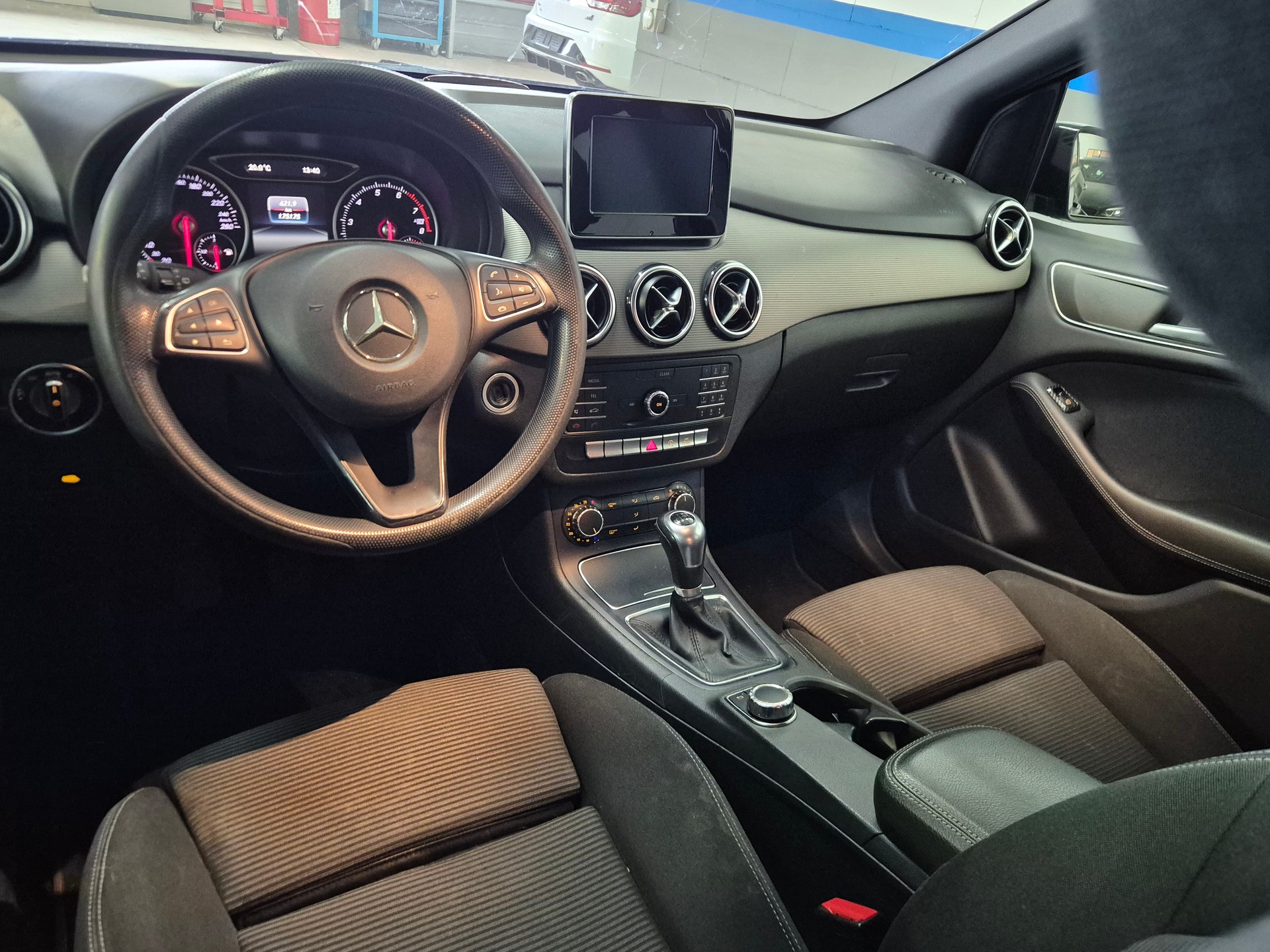 MERCEDES-BENZ B 200 Style-image-6