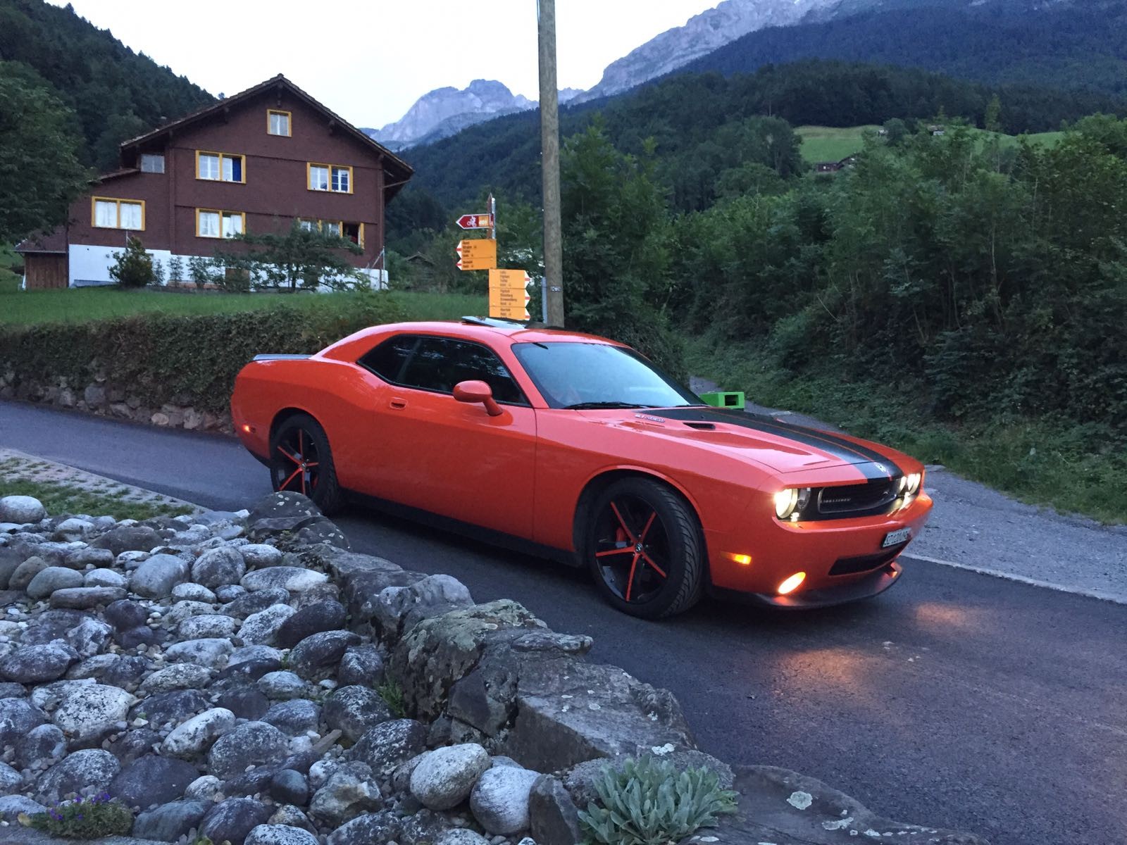 DODGE SRT 8-image-1