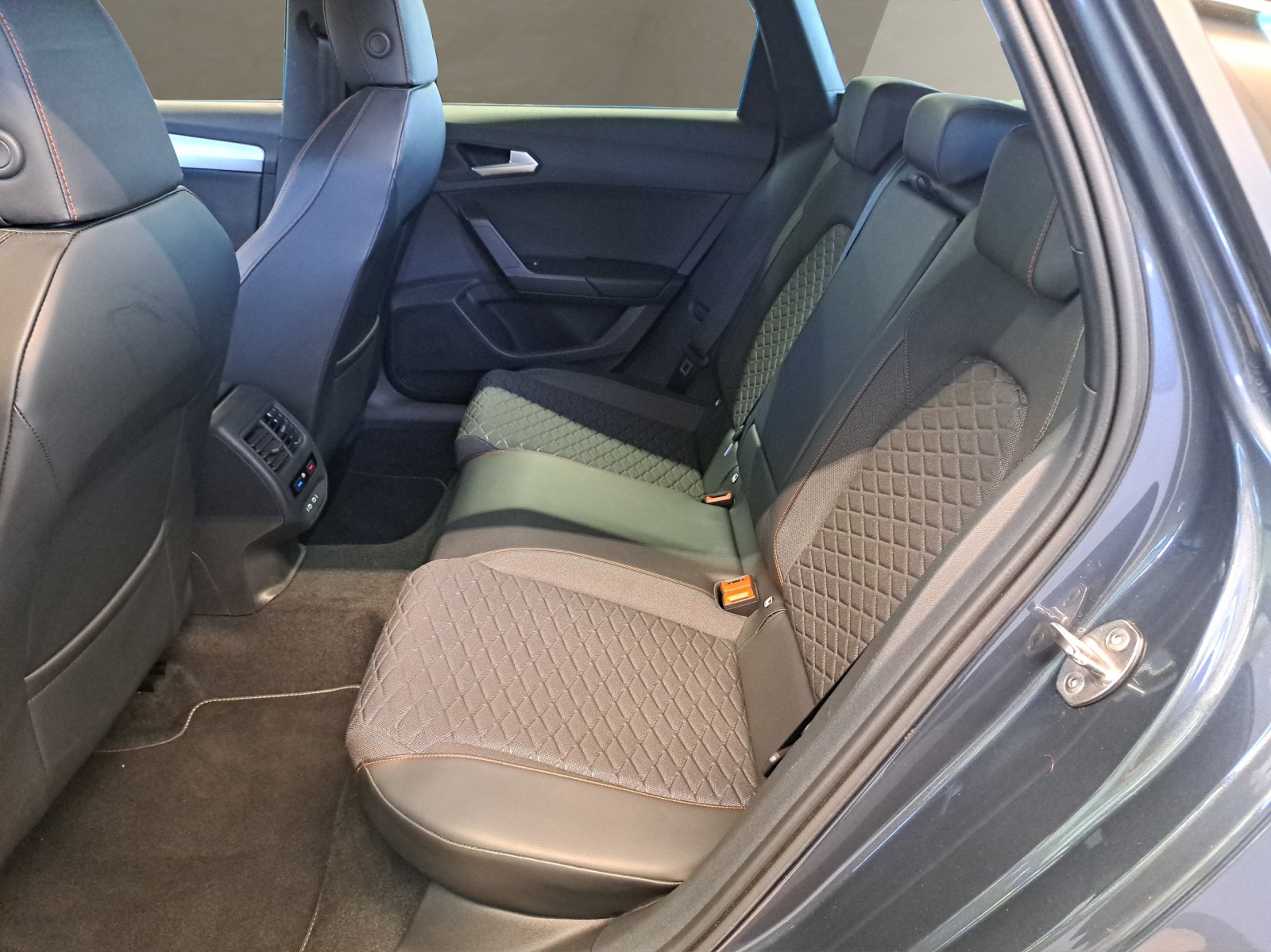 SEAT Leon ST 1.5 eTSI 150 FR DSG Sportstourer-image-15