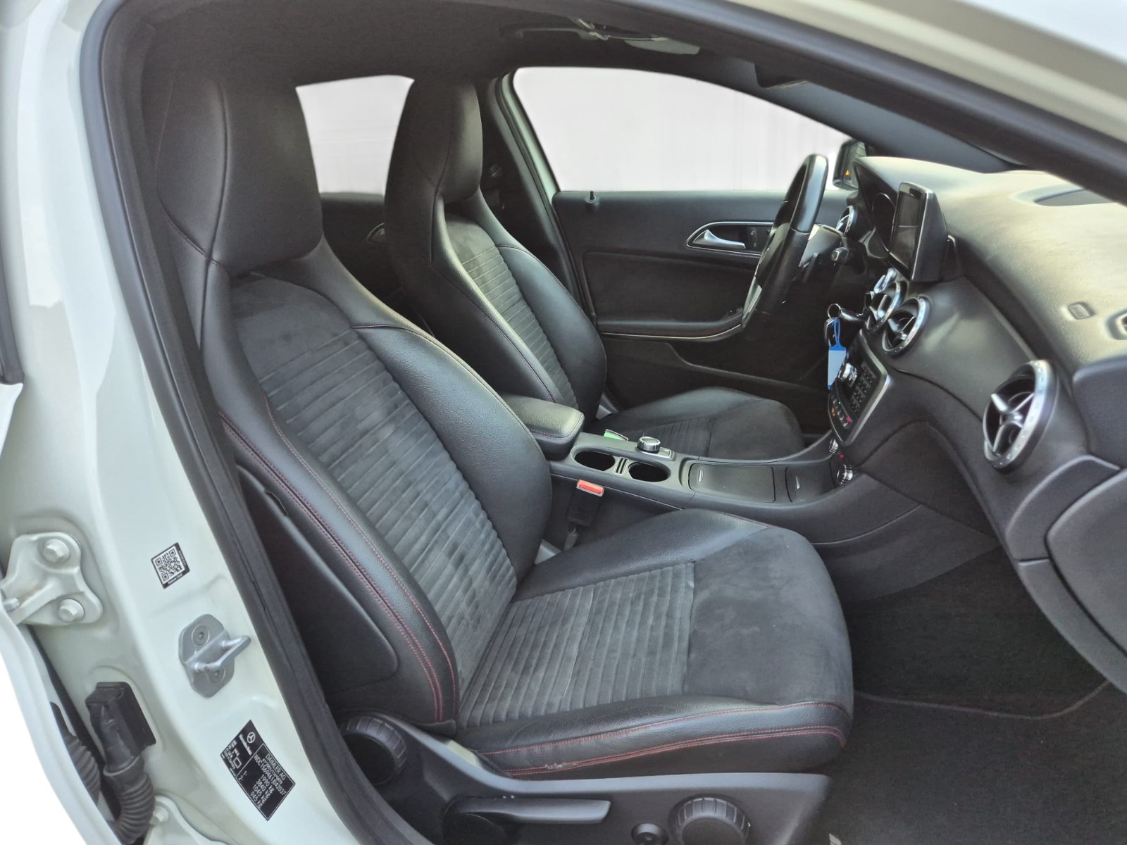 MERCEDES-BENZ GLA 250 AMG Line 4Matic 7G-DCT-image-13