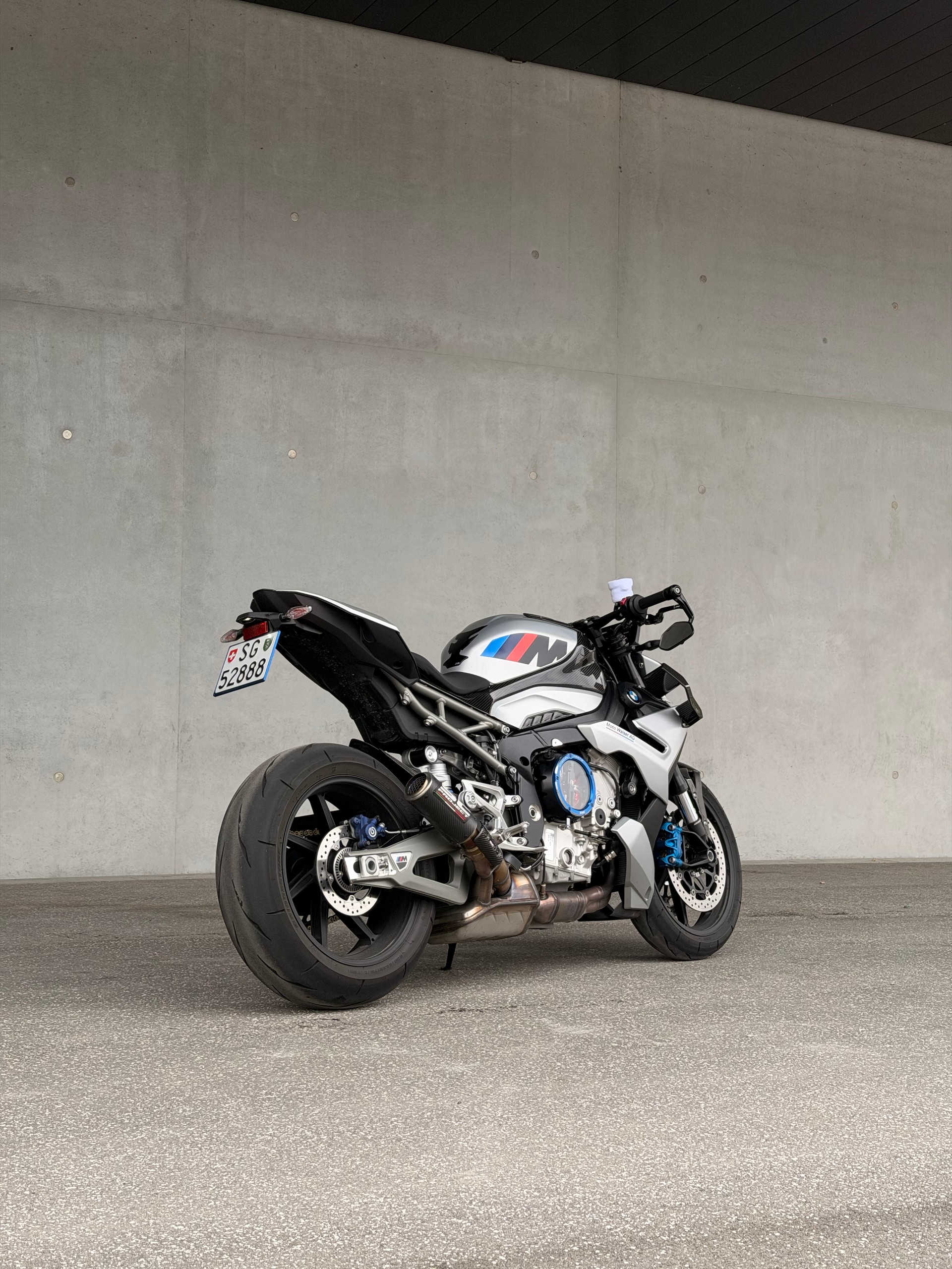 BMW M 1000 R-showroom-element-3
