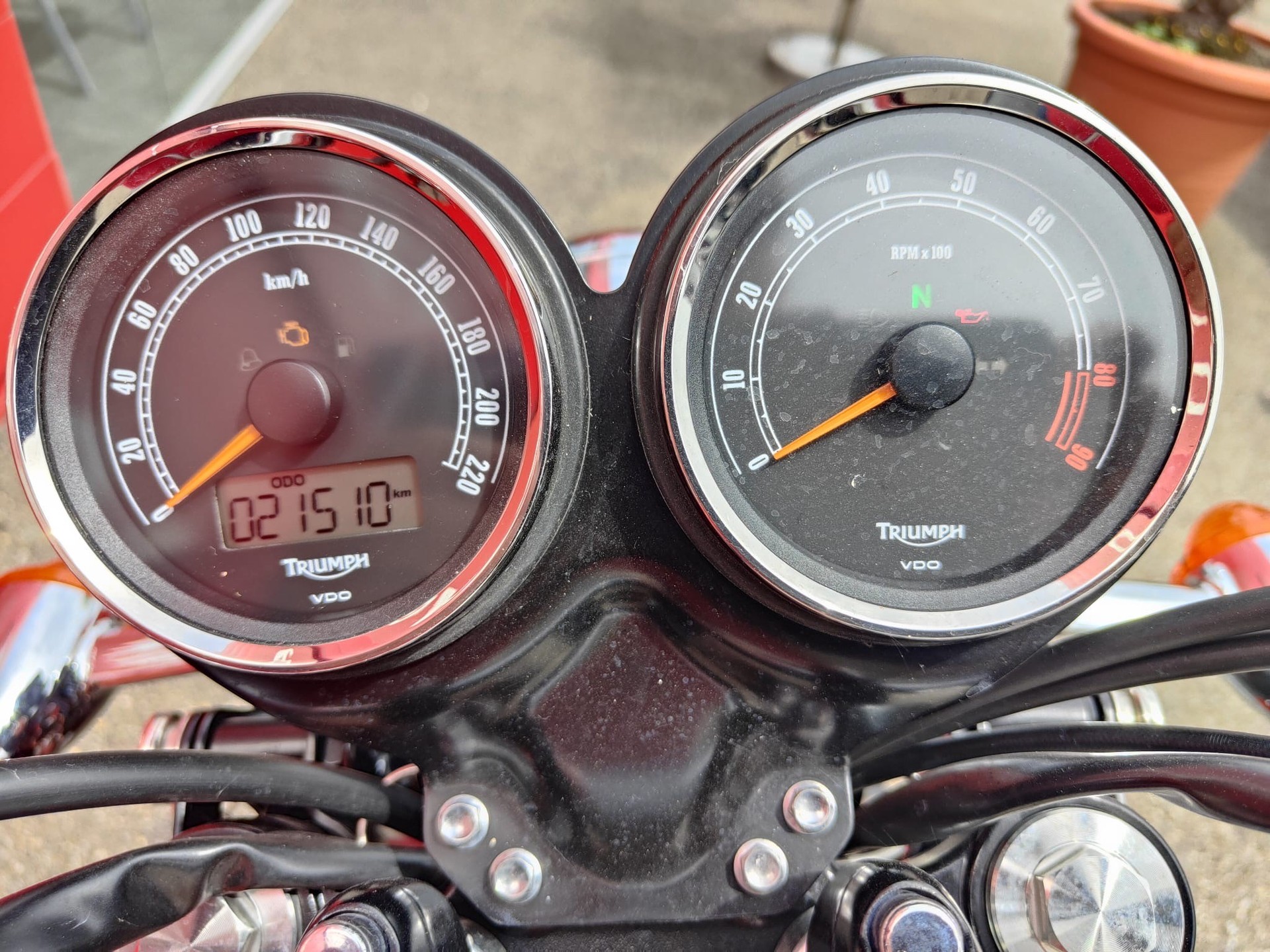 TRIUMPH Bonneville 900 i T 100-showroom-element-2