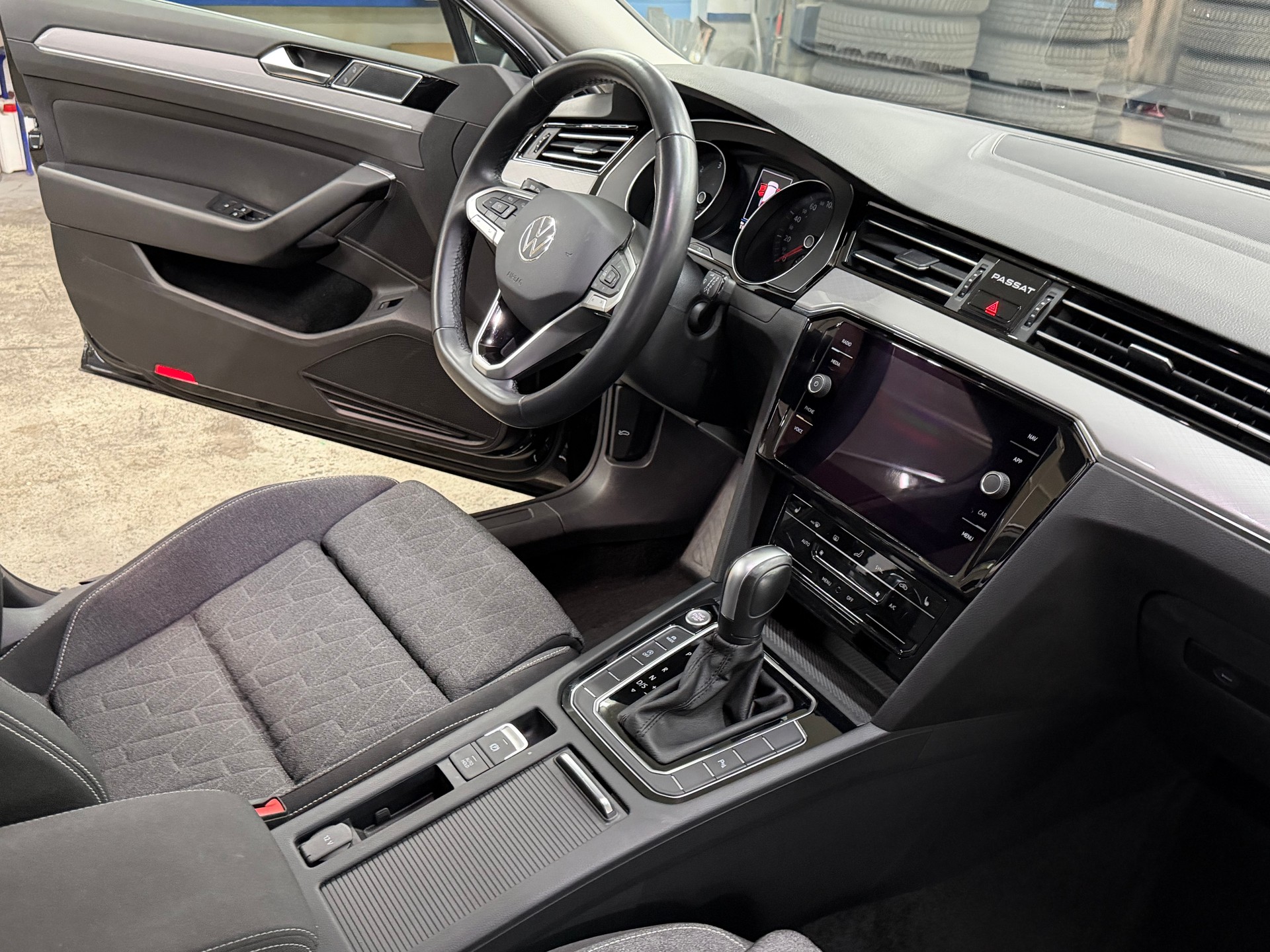 VW Passat 2.0 TDI BMT Business DSG-image-12