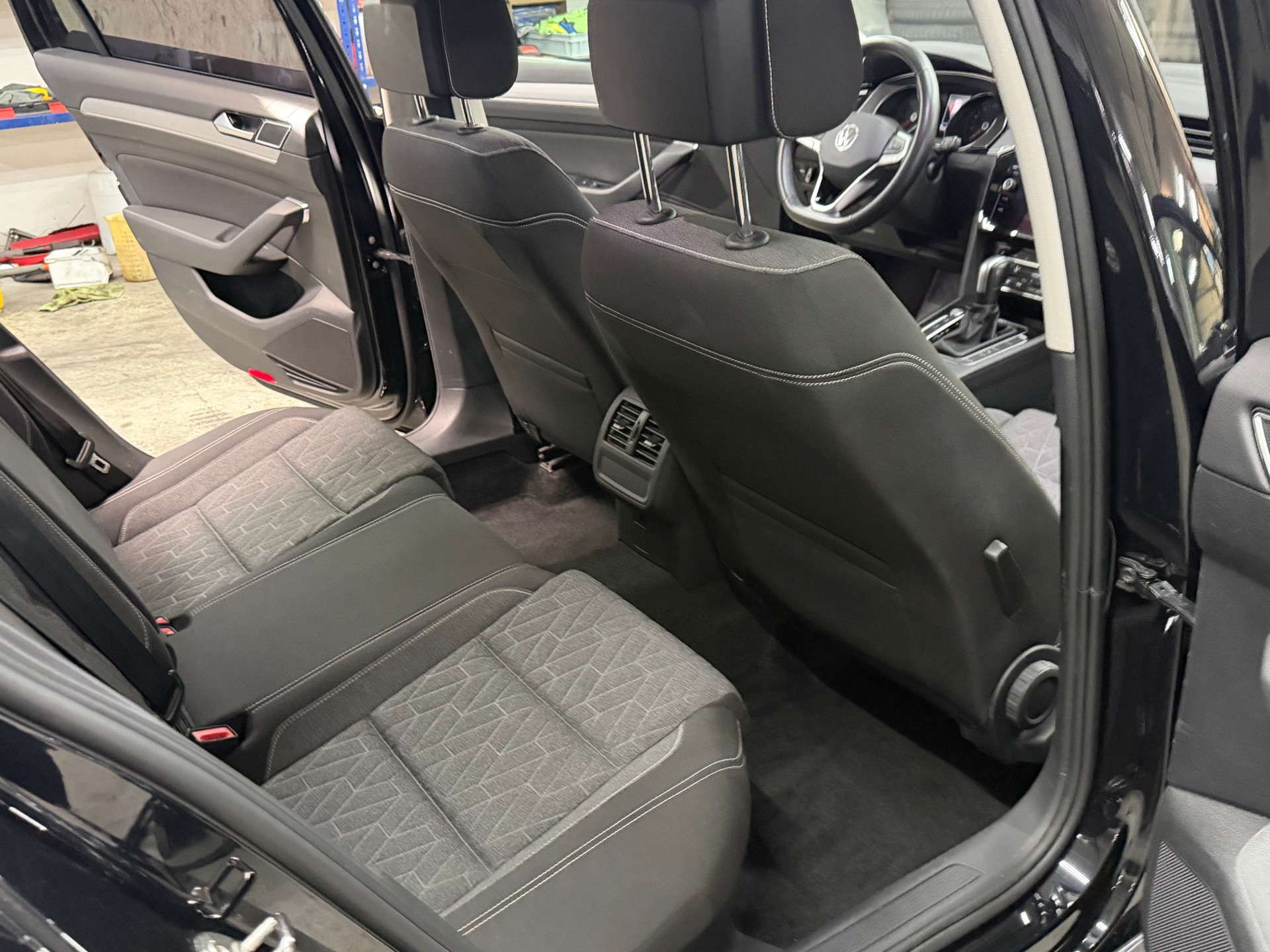 VW Passat 2.0 TDI BMT Business DSG-image-14