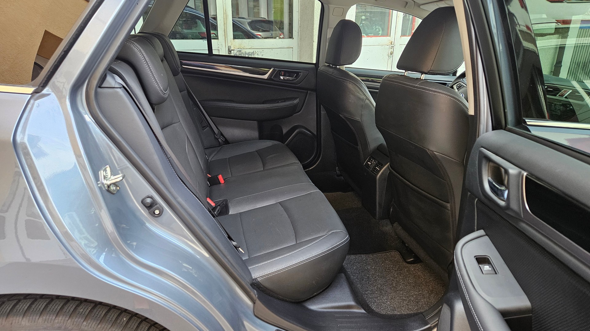 SUBARU Outback 2.5i Luxury AWD Lineartronic-image-6