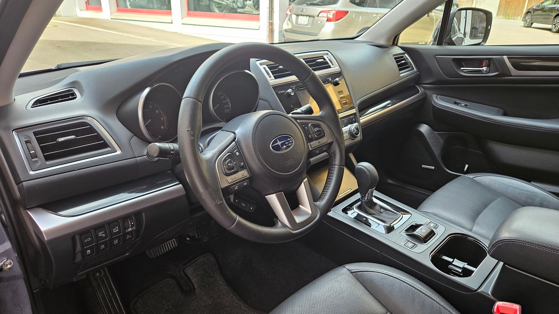 SUBARU Outback 2.5i Luxury AWD Lineartronic-image-5