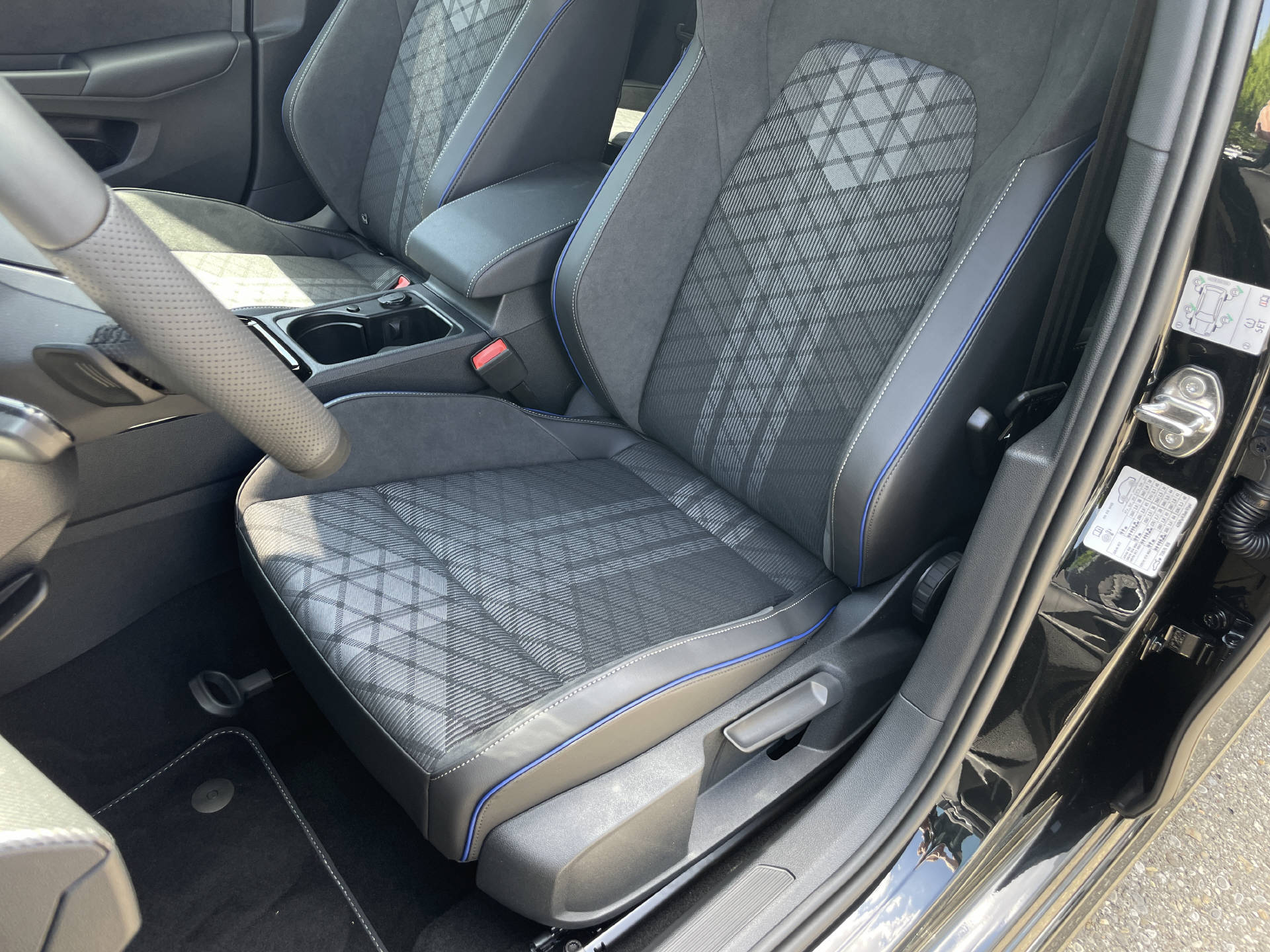 VW Golf VIII 2.0 TSI R-Line DSG 4motion-image-8