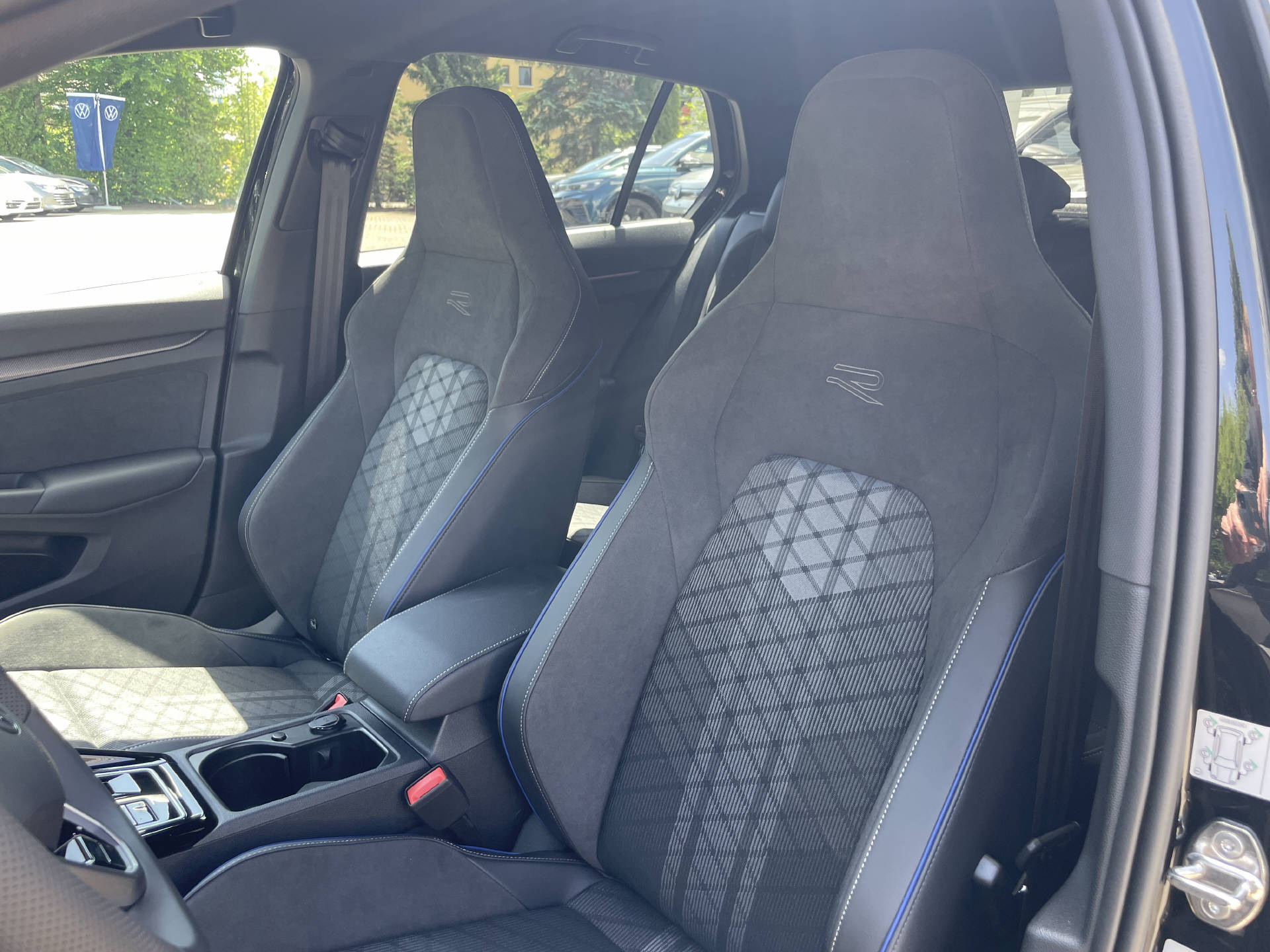 VW Golf VIII 2.0 TSI R-Line DSG 4motion-image-7
