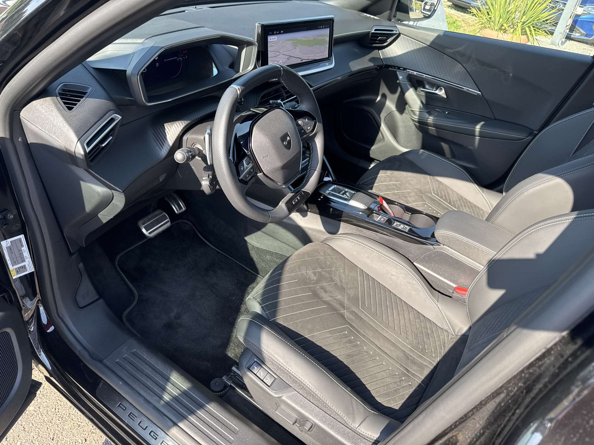 PEUGEOT 2008 1.2 PureTech GT Automat-image-5