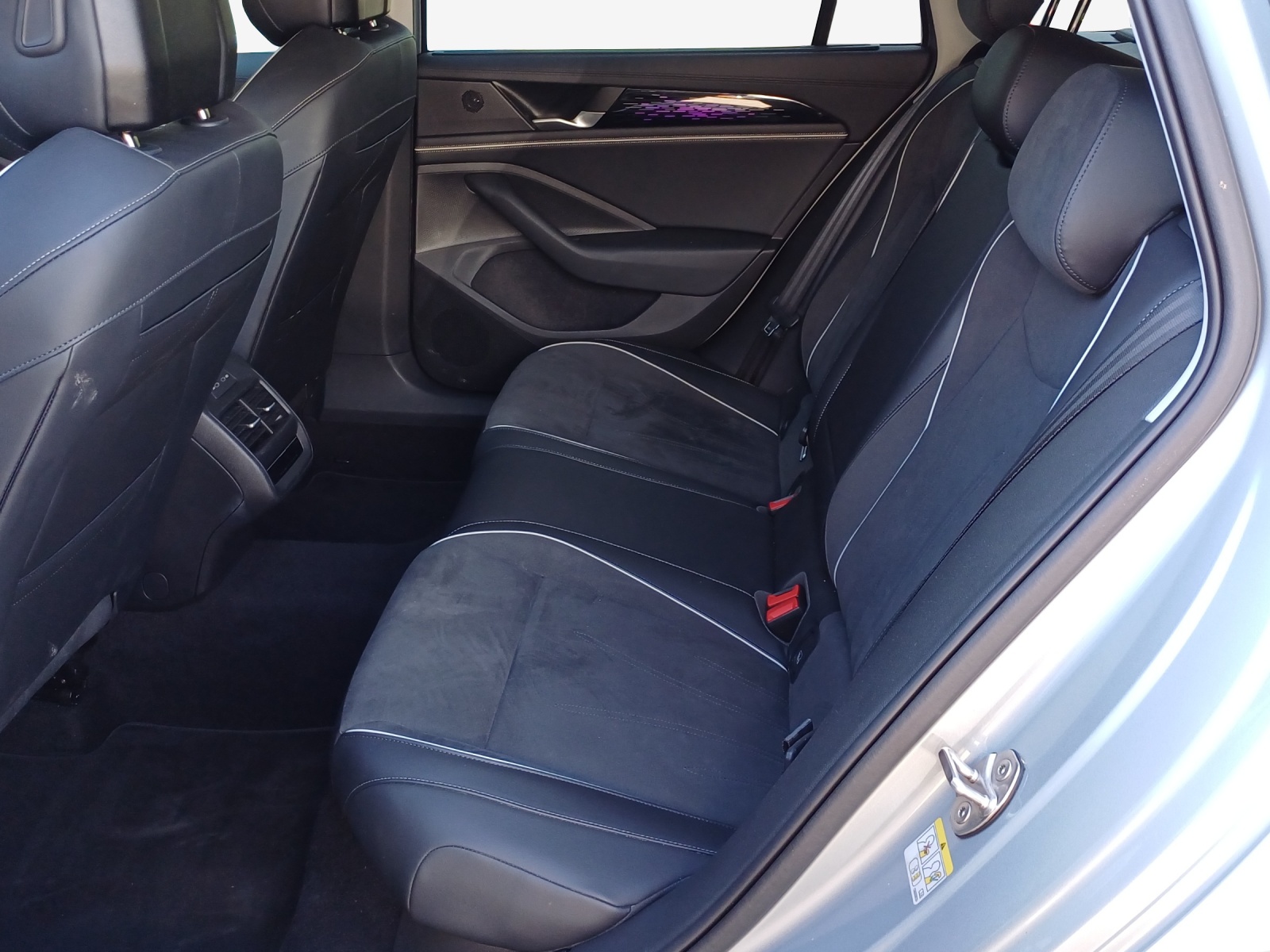 VW Passat Variant 2.0 TDI evo Elegance 4 Motion DSG-image-11