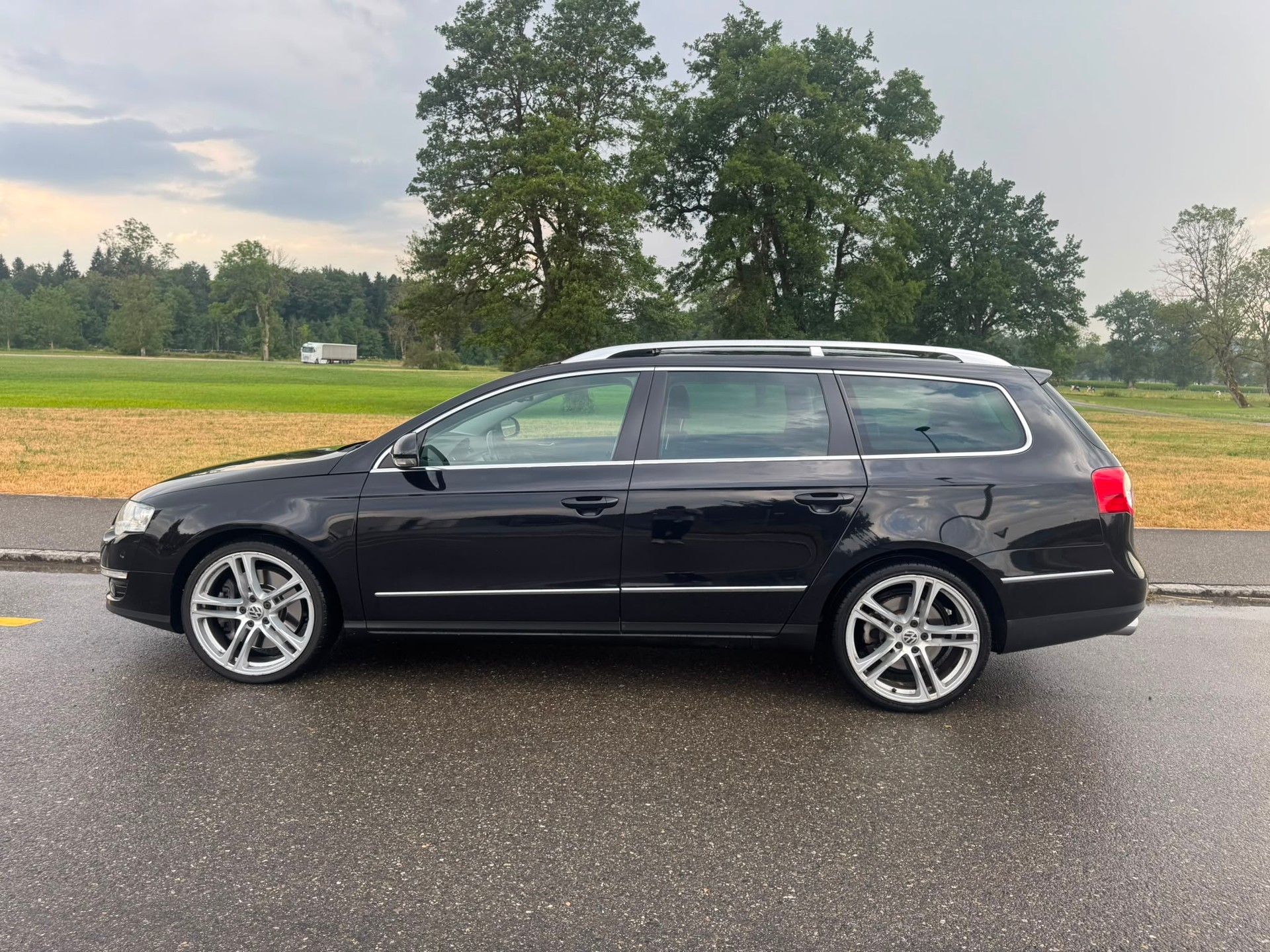 VW Passat Variant 3.2 V6 FSI Premium 4Motion-image-1