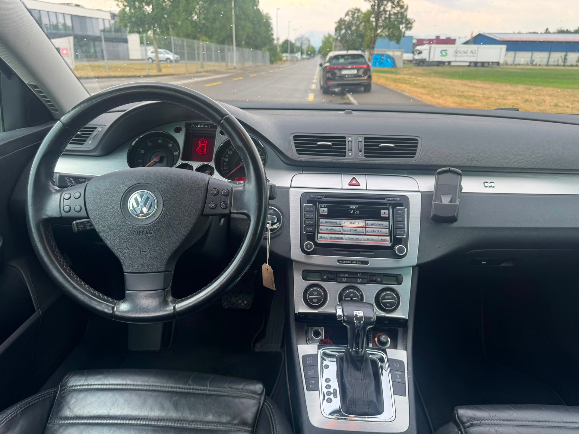 VW Passat Variant 3.2 V6 FSI Premium 4Motion-image-11