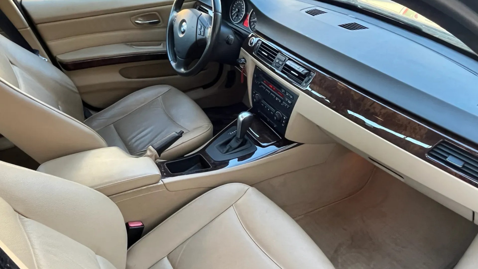 BMW 325xi-image-9