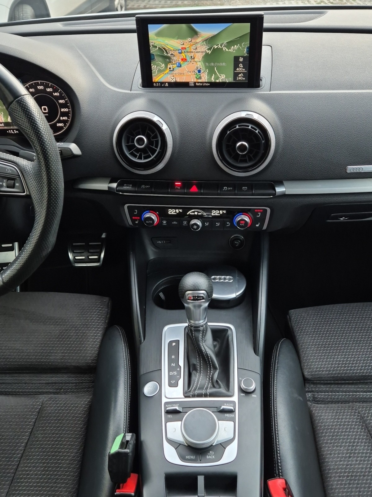AUDI A3 Cabriolet 1.5 TFSI Design S-LINE-image-11