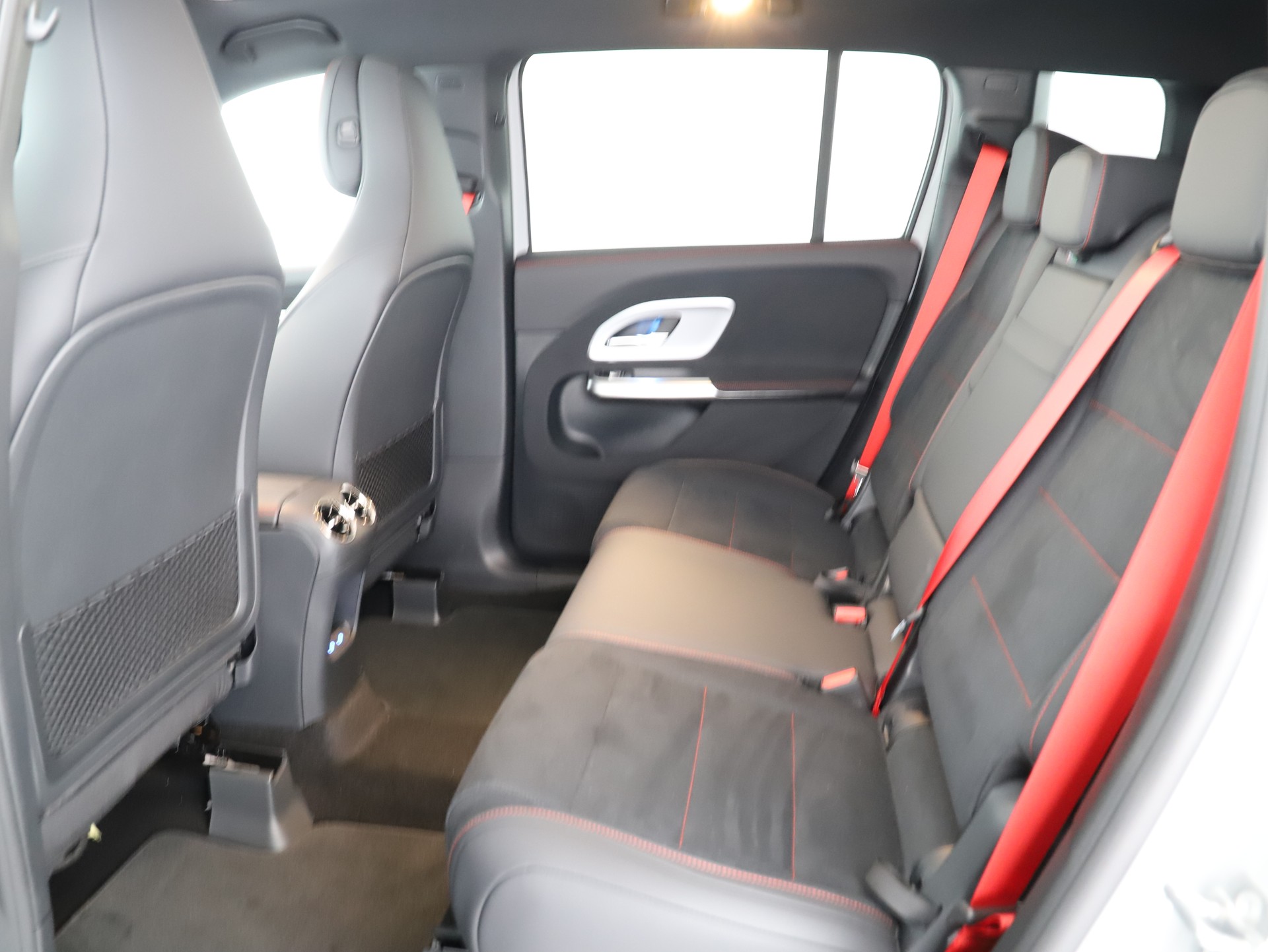 MERCEDES-BENZ GLB 200 4Matic 8G-Tronic-image-10