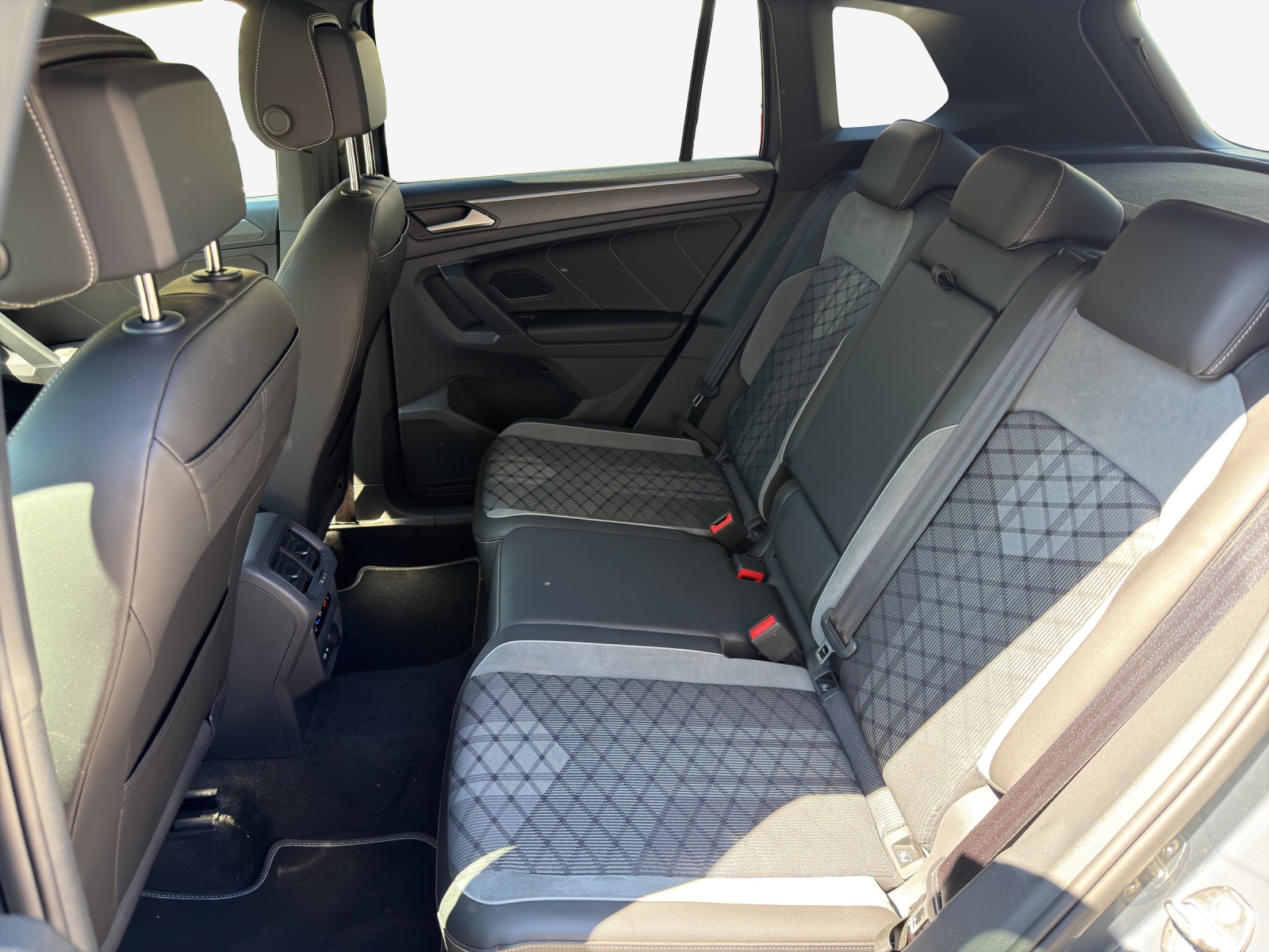 VW Tiguan 2.0TSI R-Line 4Motion DSG-image-11