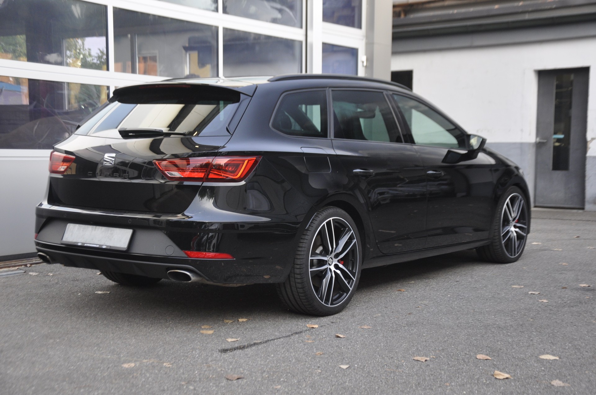 SEAT Leon ST 2.0 TSI Cupra 300 4 Drive DSG-image-2