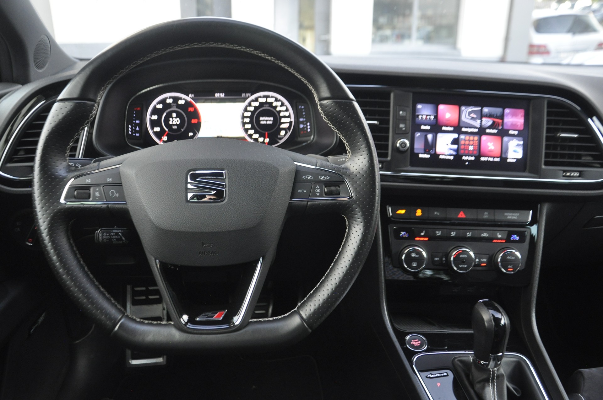 SEAT Leon ST 2.0 TSI Cupra 300 4 Drive DSG-image-9