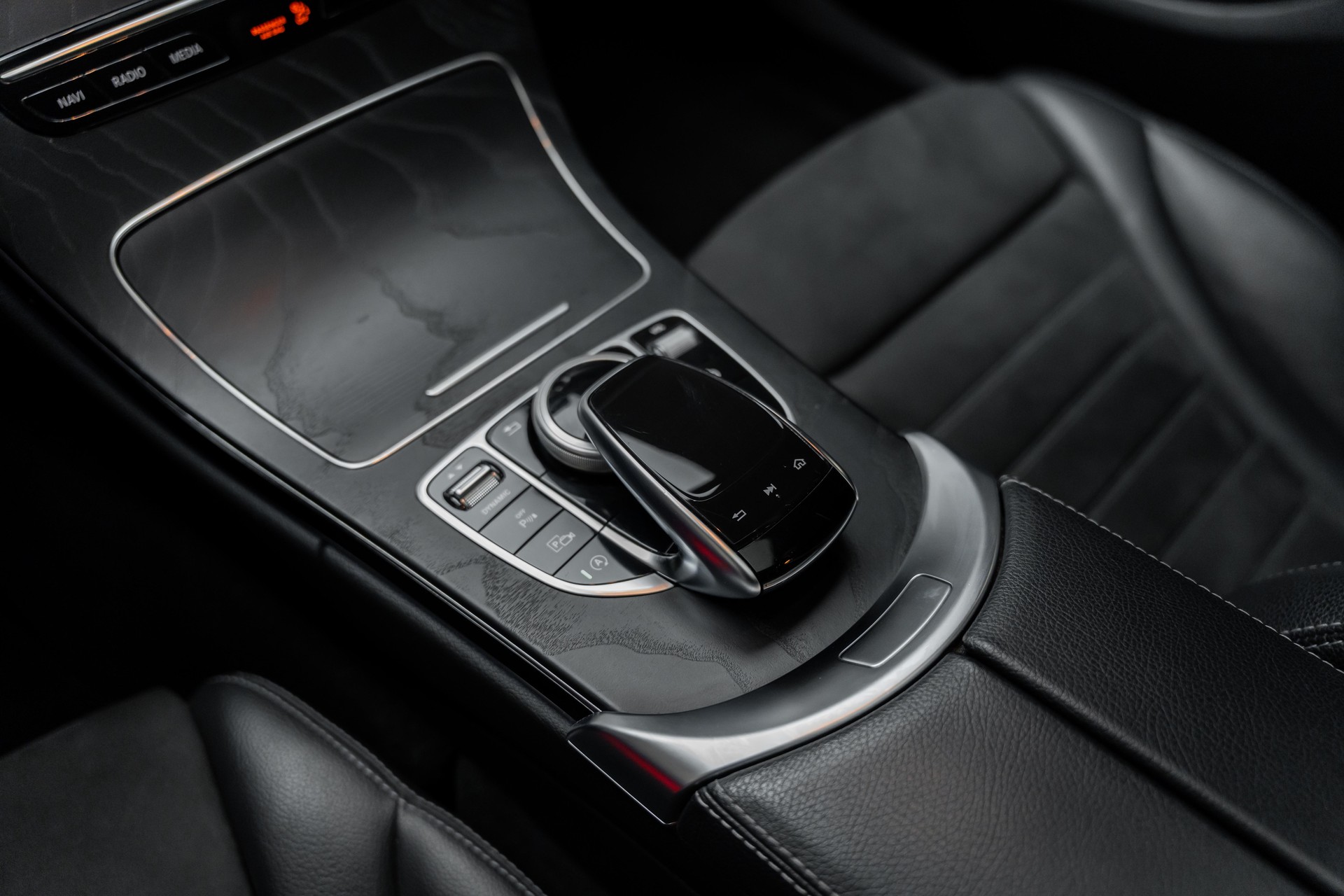 MERCEDES-BENZ C 200 Swiss Star AMG Line 4M 9G-Tronic-image-14