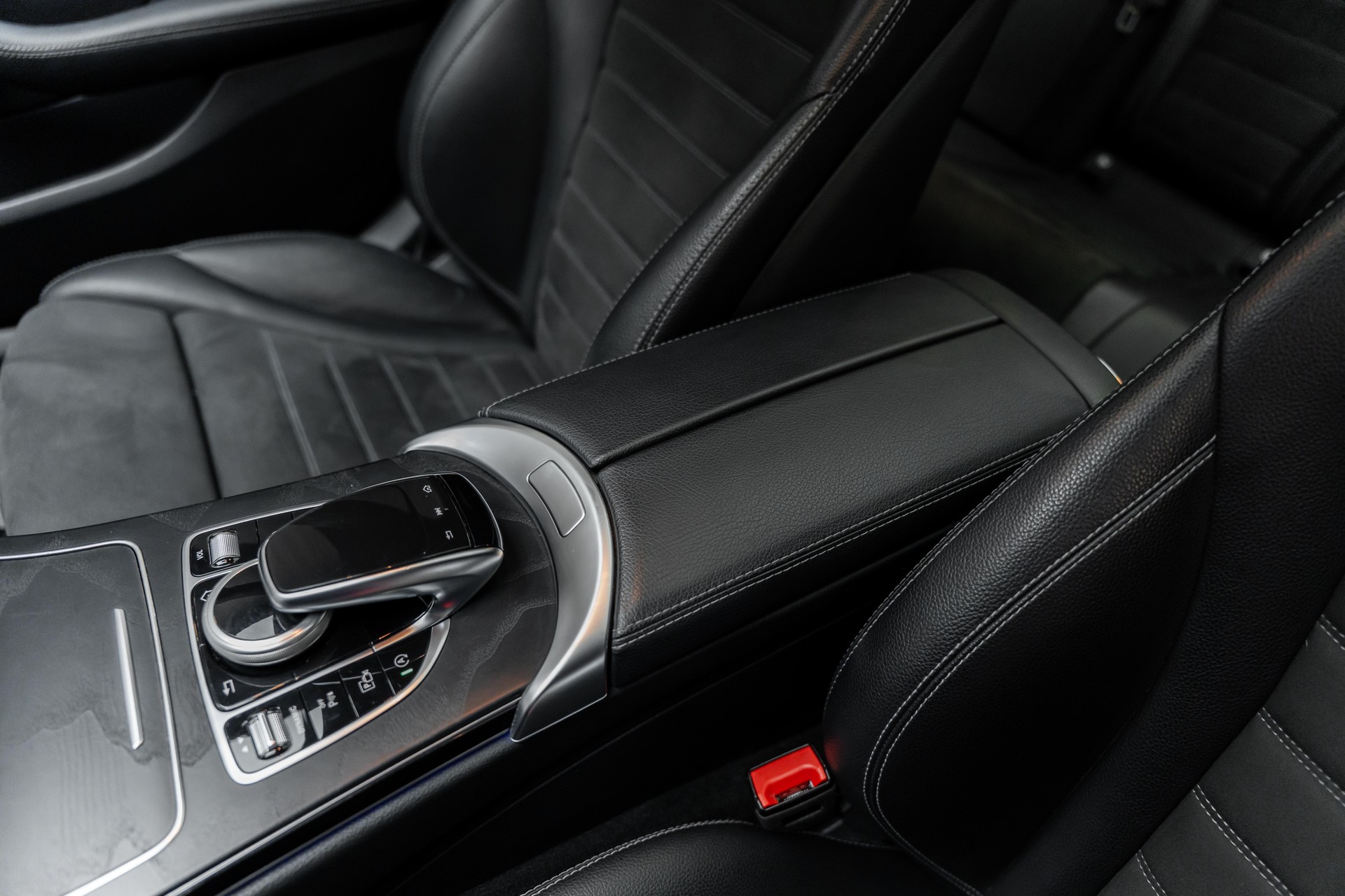 MERCEDES-BENZ C 200 Swiss Star AMG Line 4M 9G-Tronic-image-15