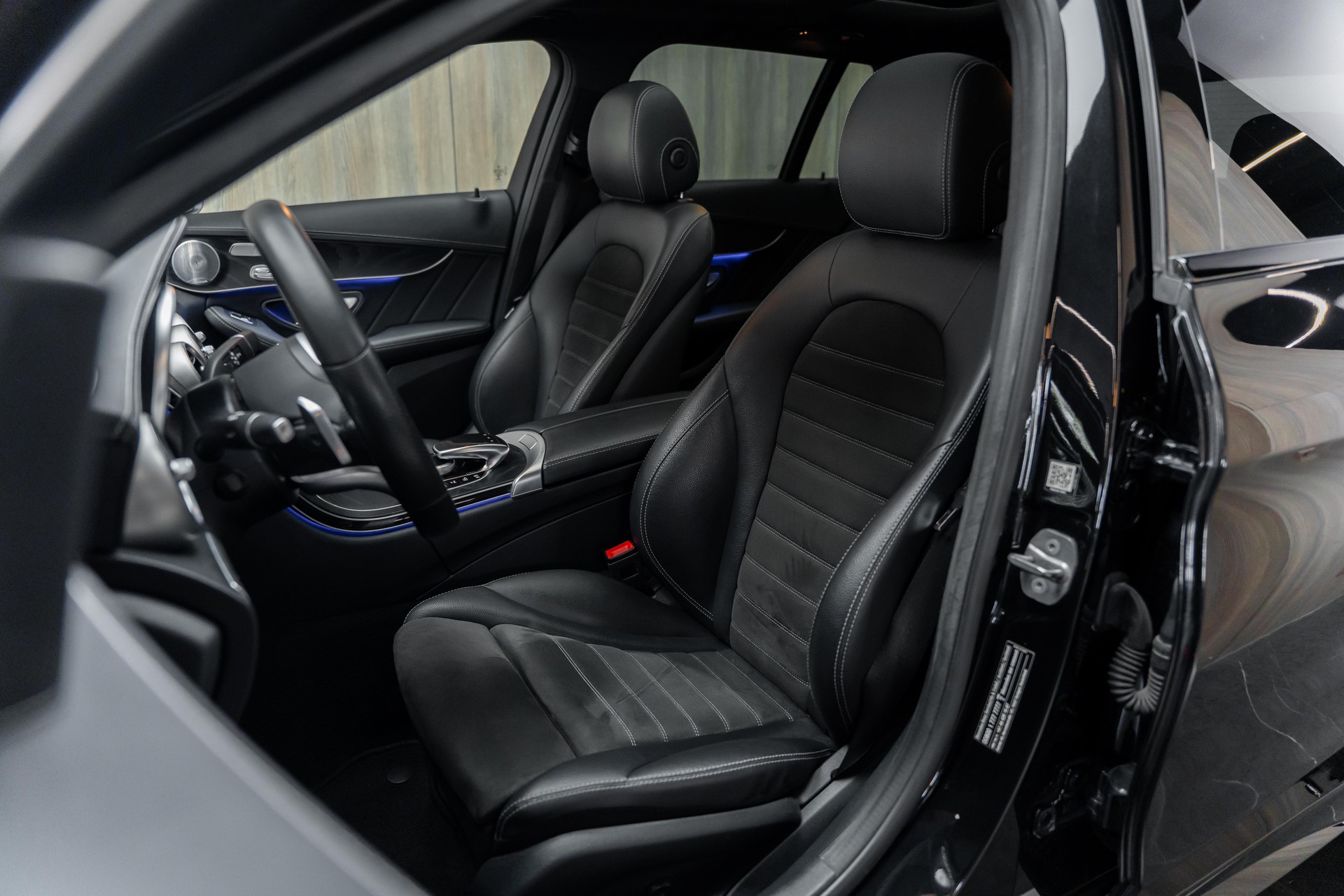 MERCEDES-BENZ C 200 Swiss Star AMG Line 4M 9G-Tronic-image-5