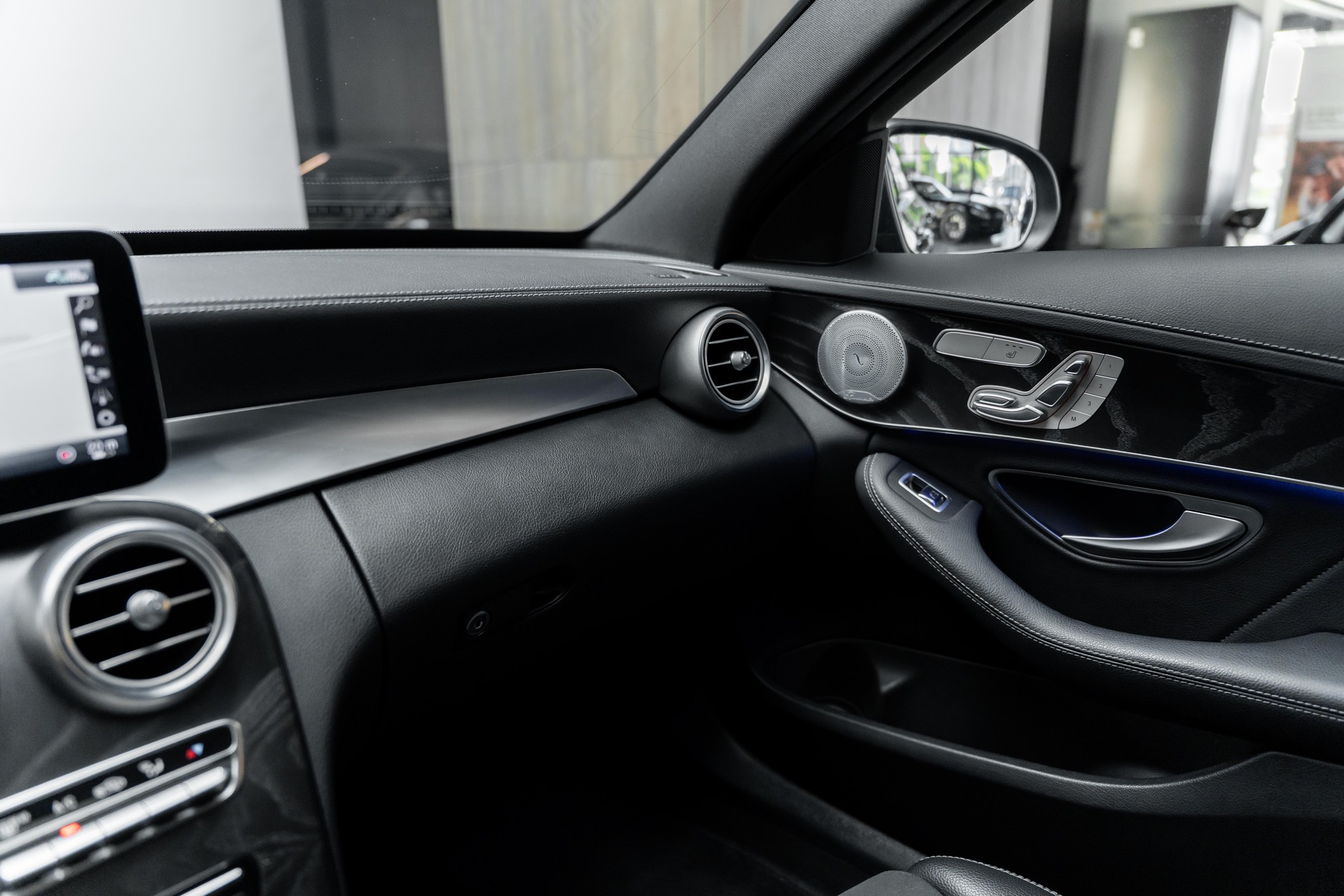 MERCEDES-BENZ C 200 Swiss Star AMG Line 4M 9G-Tronic-image-17