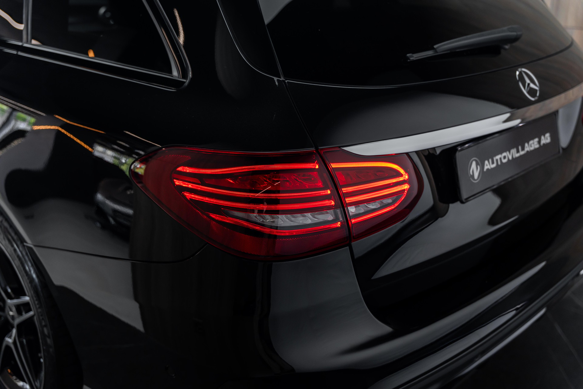 MERCEDES-BENZ C 200 Swiss Star AMG Line 4M 9G-Tronic-image-24