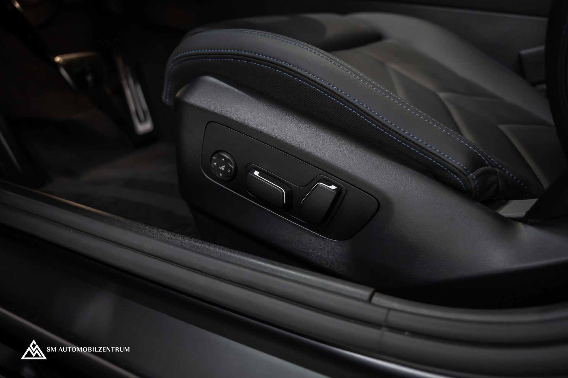 BMW 540d xDrive 48V M Sport / Frozen Grey / Sitzbelüftung / Head Up / 360° / Werksgarantie-image-25
