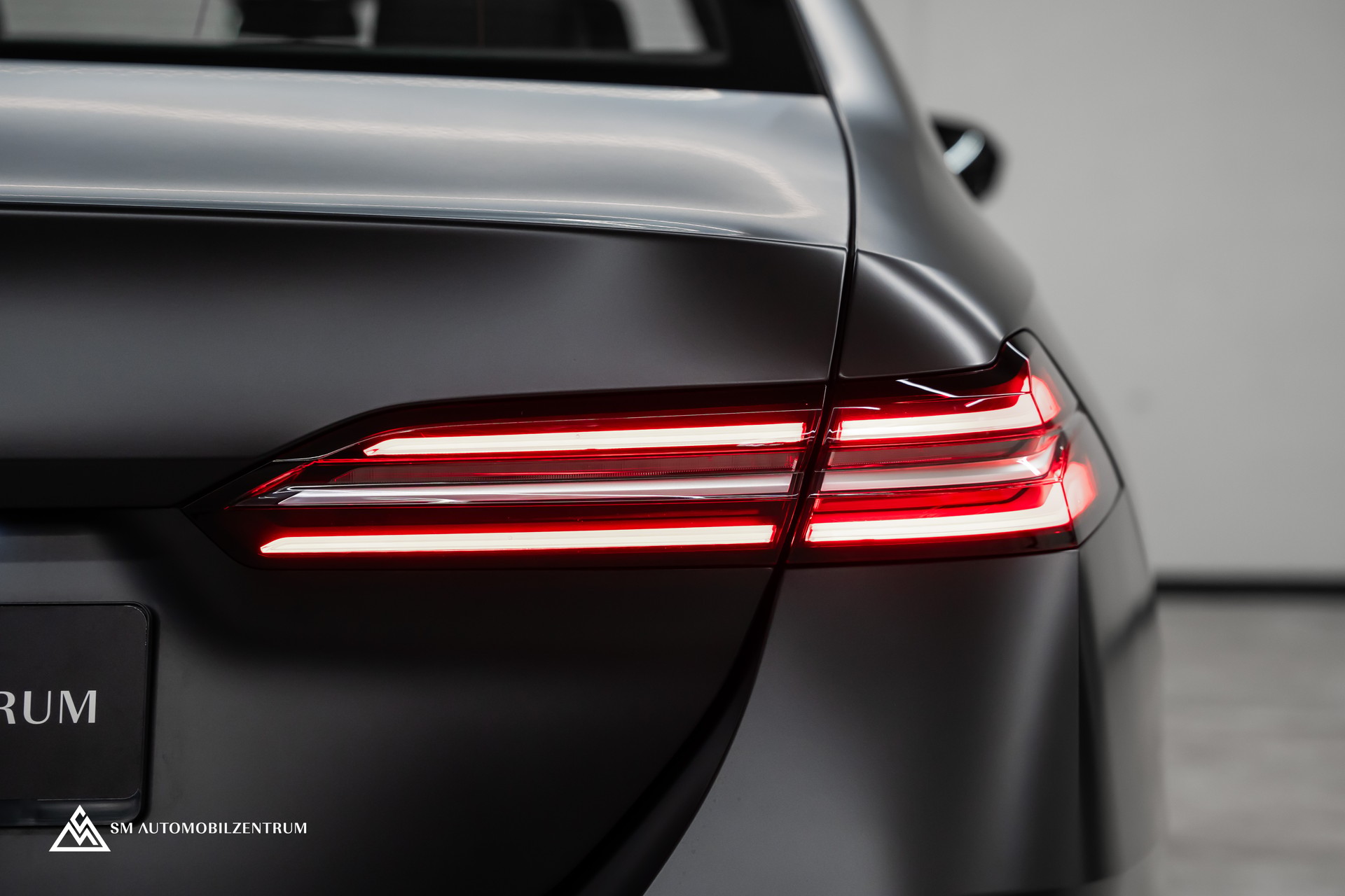 BMW 540d xDrive 48V M Sport / Frozen Grey / Sitzbelüftung / Head Up / 360° / Werksgarantie-image-12