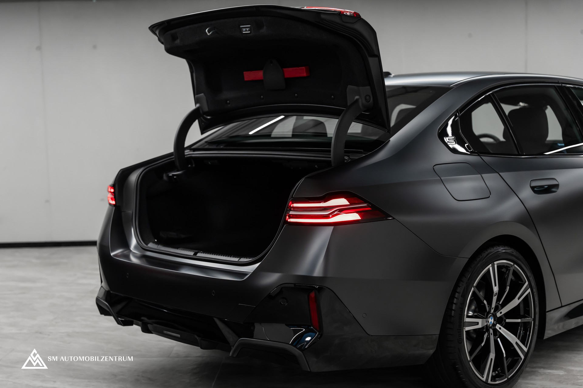 BMW 540d xDrive 48V M Sport / Frozen Grey / Sitzbelüftung / Head Up / 360° / Werksgarantie-image-13