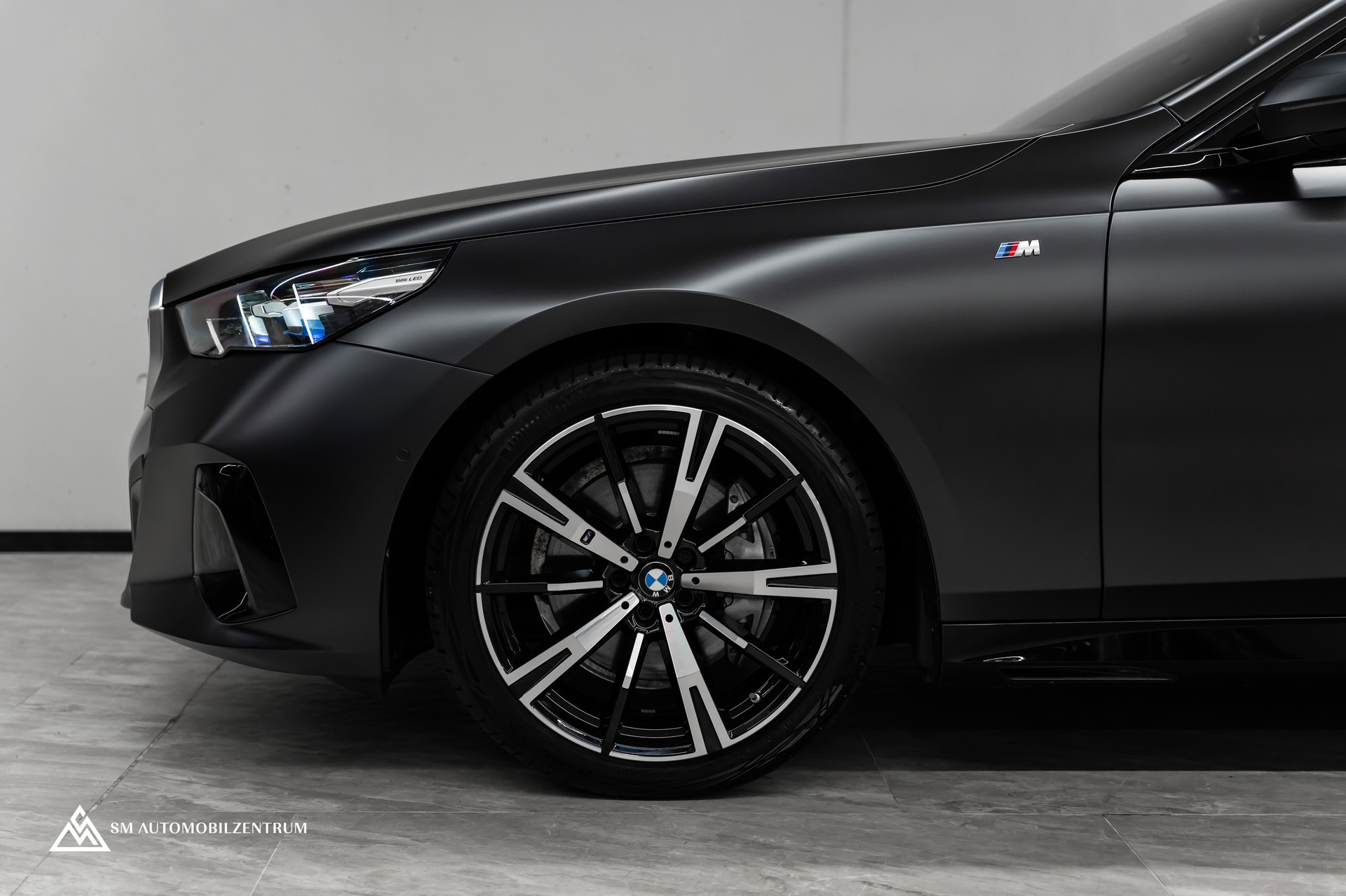 BMW 540d xDrive 48V M Sport / Frozen Grey / Sitzbelüftung / Head Up / 360° / Werksgarantie-image-8
