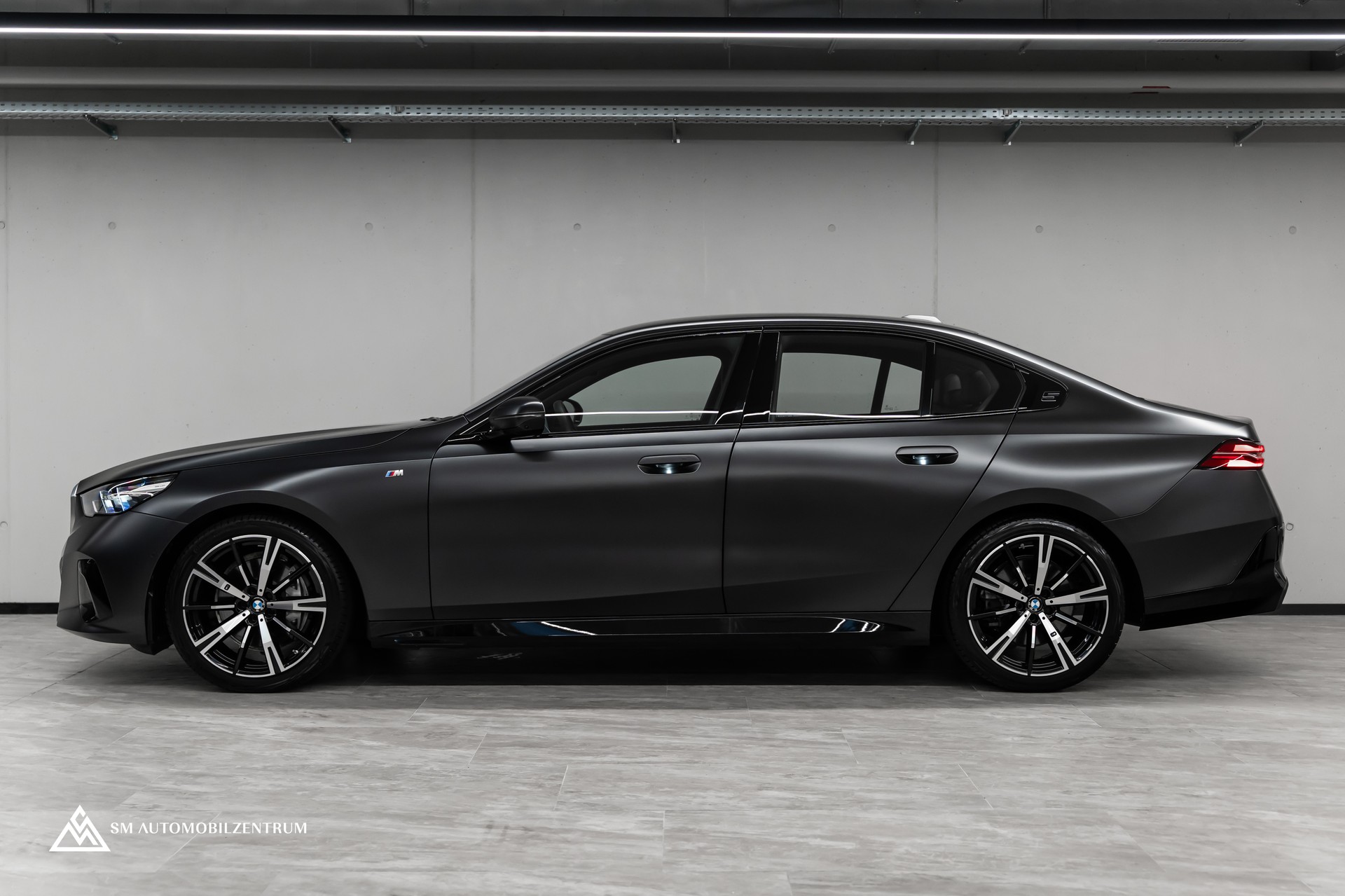 BMW 540d xDrive 48V M Sport / Frozen Grey / Sitzbelüftung / Head Up / 360° / Werksgarantie-image-6