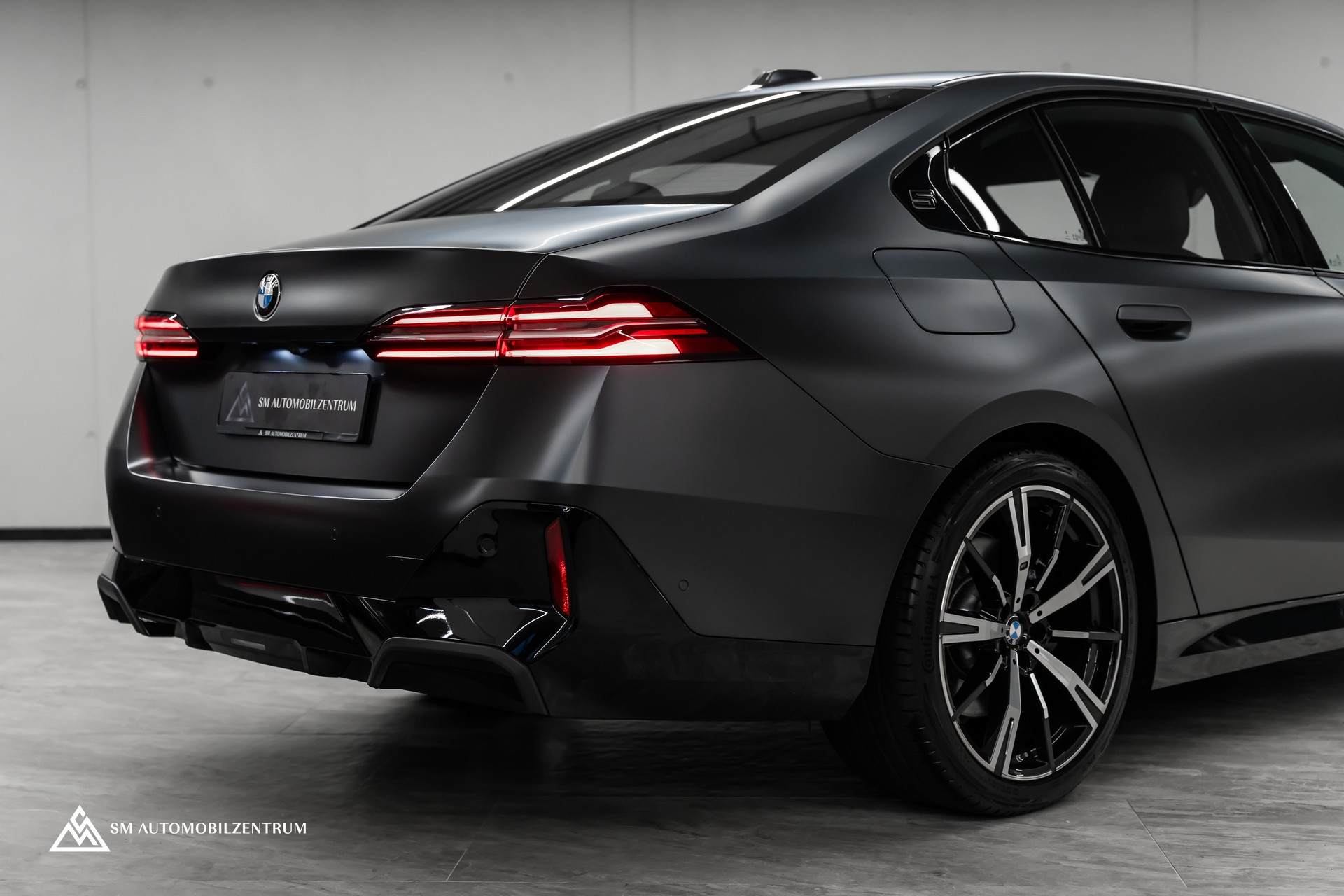 BMW 540d xDrive 48V M Sport / Frozen Grey / Sitzbelüftung / Head Up / 360° / Werksgarantie-image-10