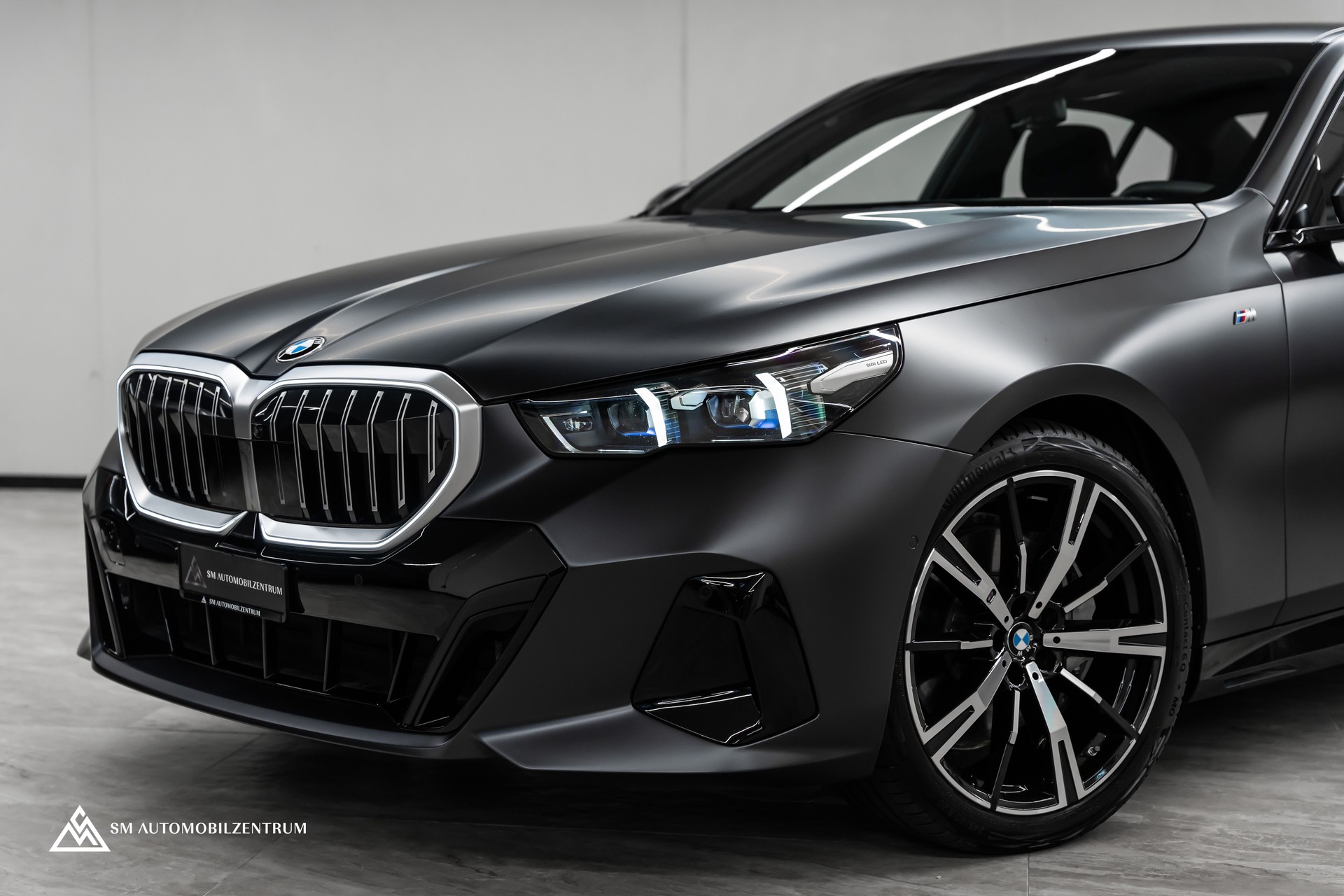 BMW 540d xDrive 48V M Sport / Frozen Grey / Sitzbelüftung / Head Up / 360° / Werksgarantie-image-3