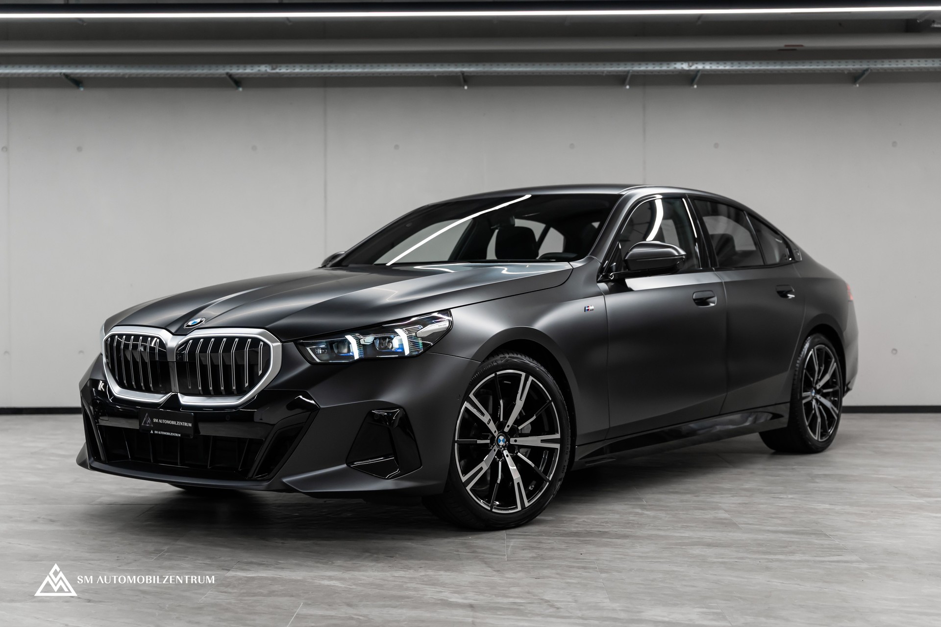BMW 540d xDrive 48V M Sport / Frozen Grey / Sitzbelüftung / Head Up / 360° / Werksgarantie-image-0