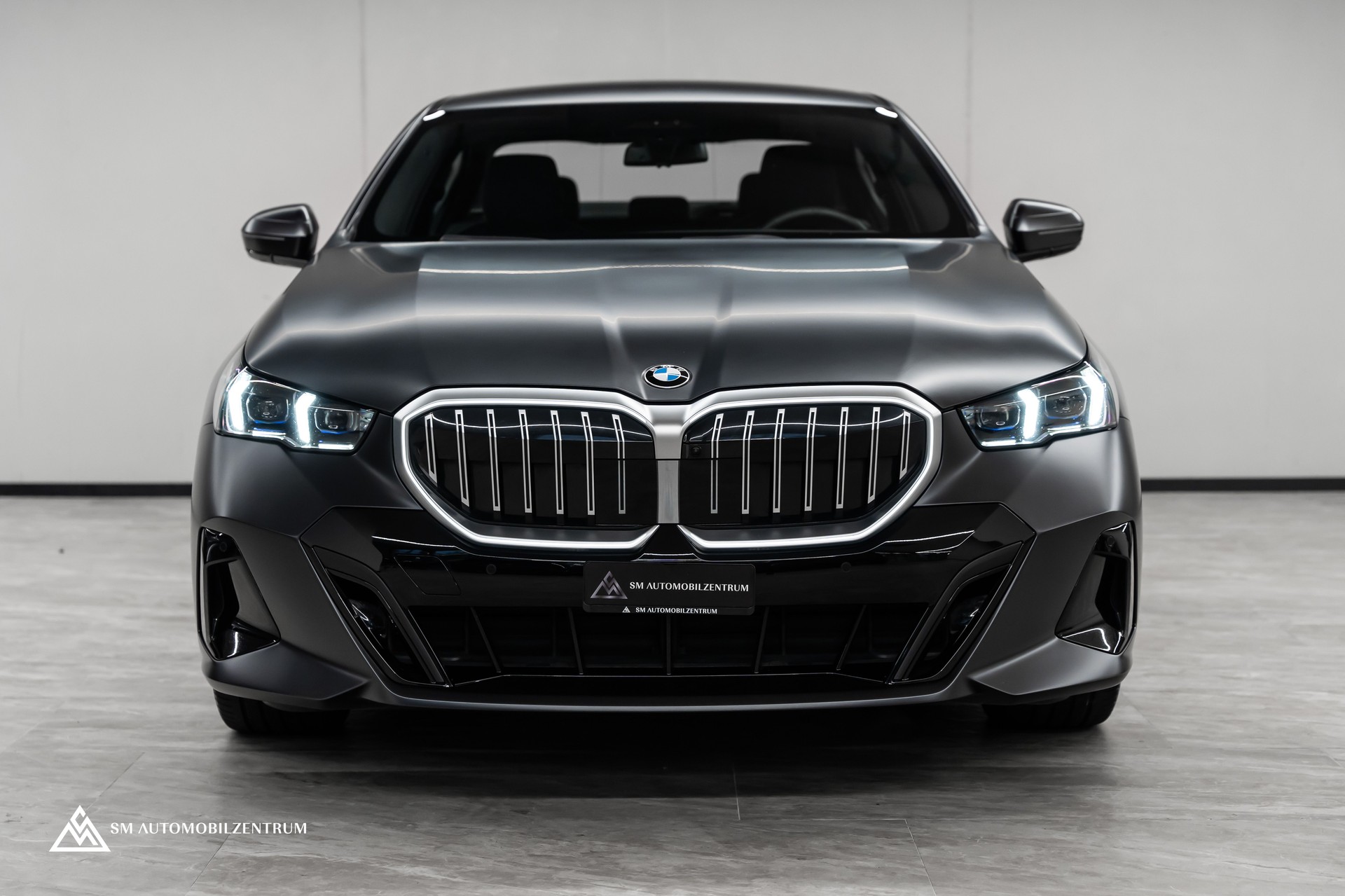 BMW 540d xDrive 48V M Sport / Frozen Grey / Sitzbelüftung / Head Up / 360° / Werksgarantie-image-1