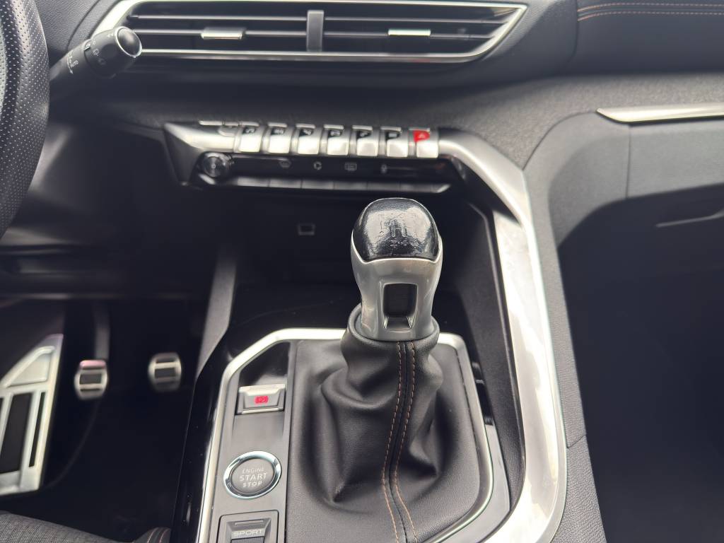 PEUGEOT 3008 1.2 PureTech GT Line-image-6