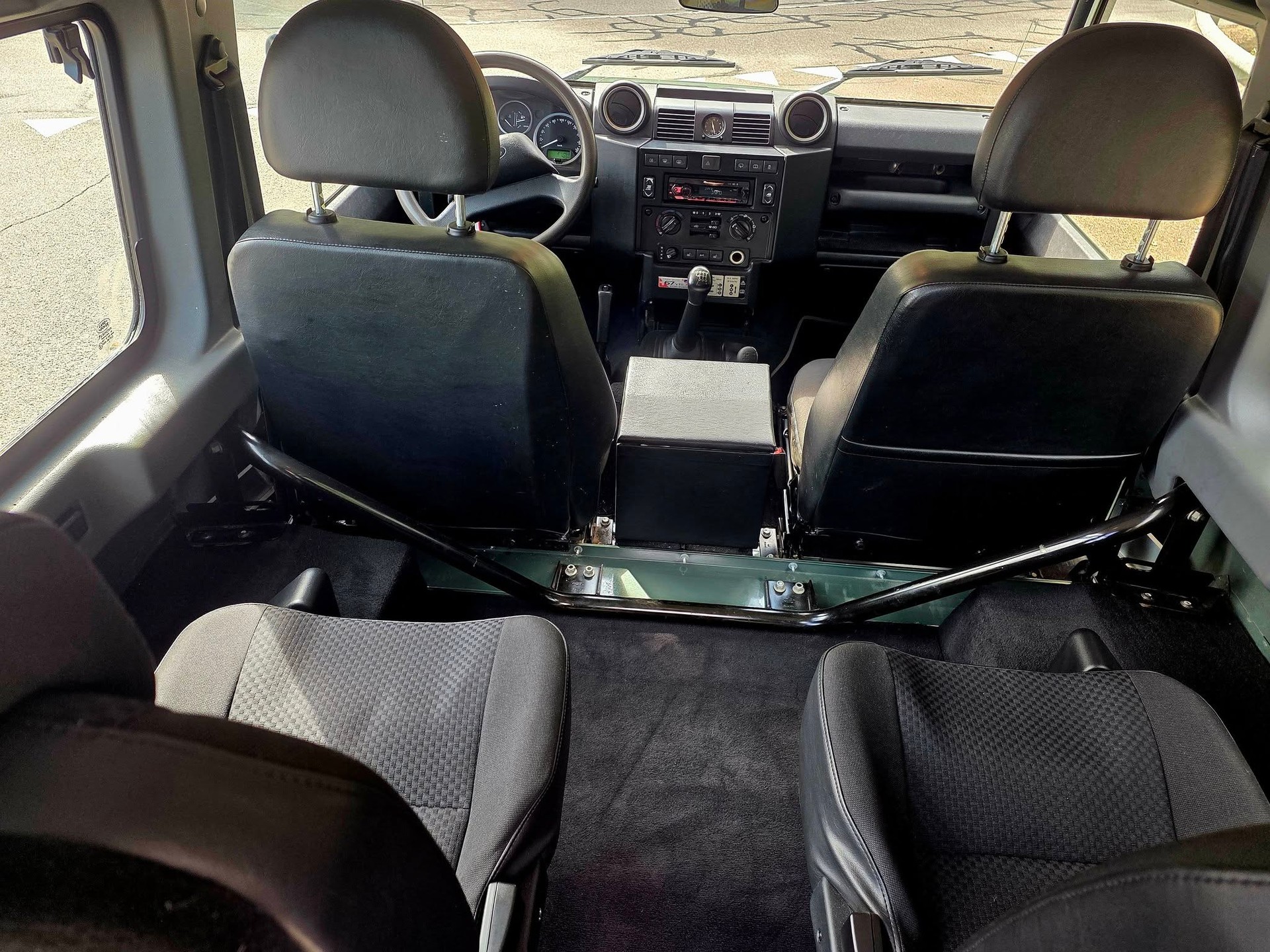 LAND ROVER Defender 90 2.2 TD4 67 Years Edition-image-6