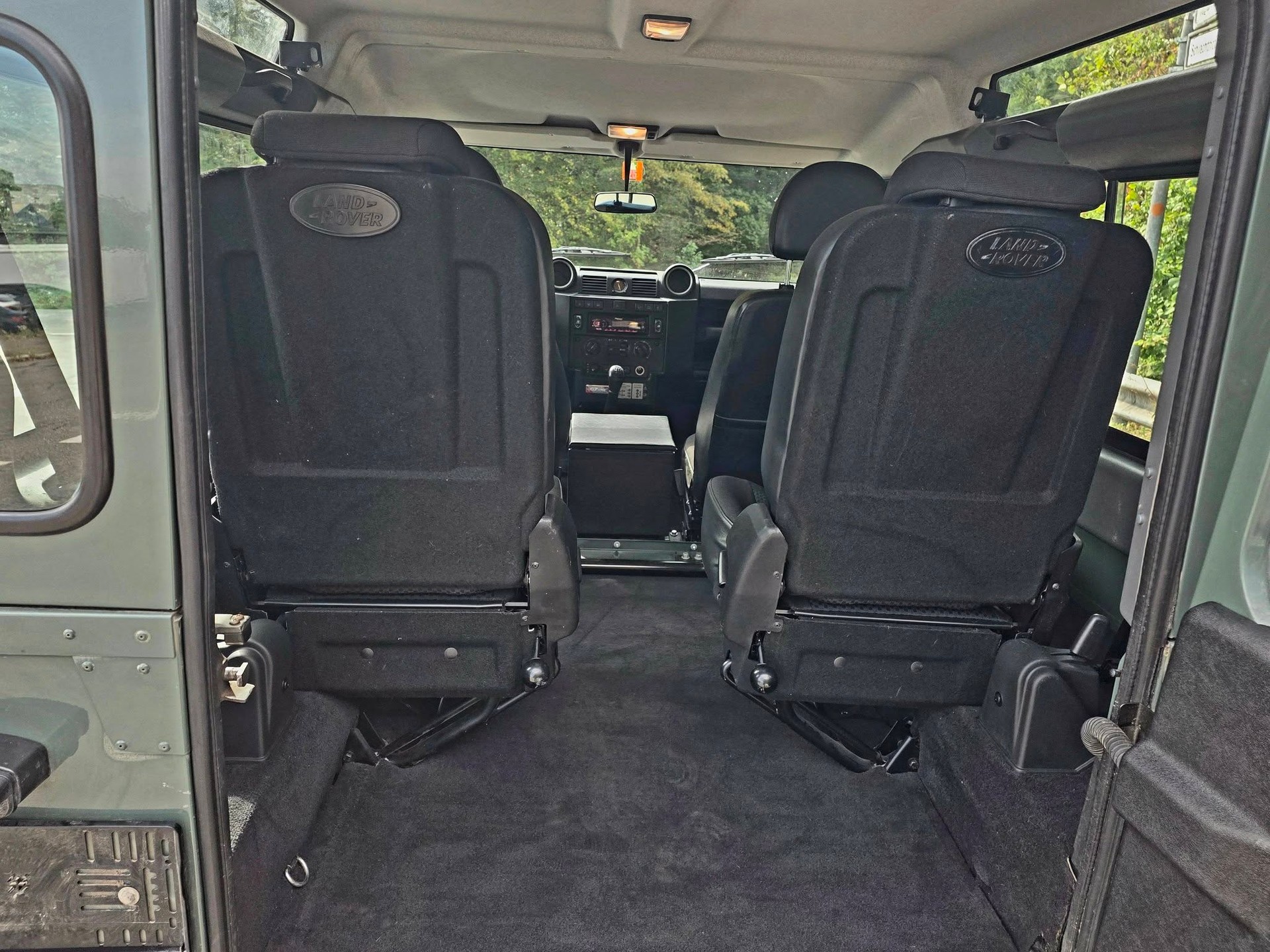 LAND ROVER Defender 90 2.2 TD4 67 Years Edition-image-9