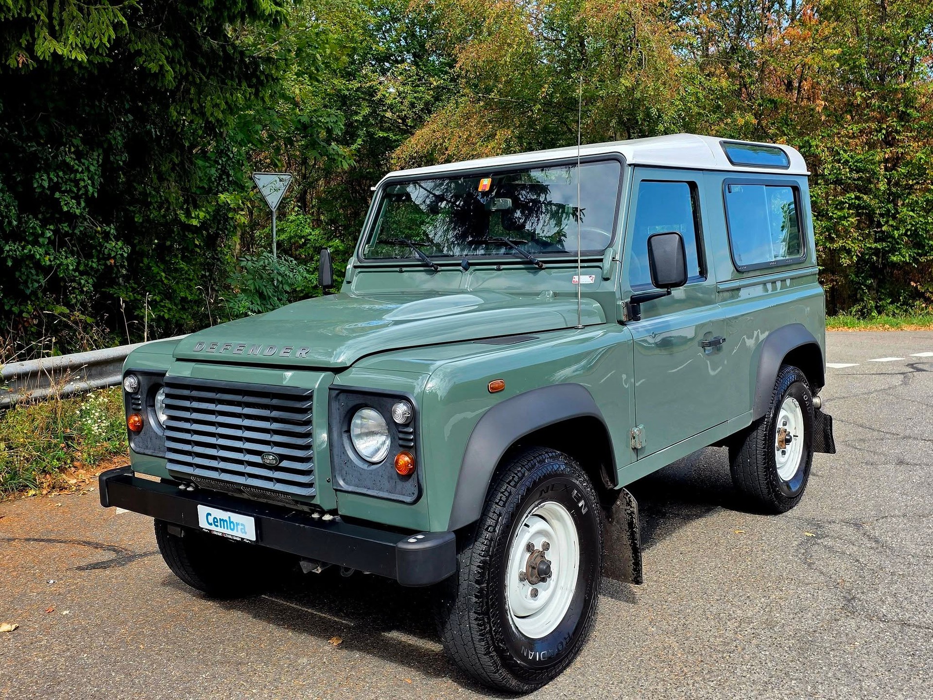 LAND ROVER Defender 90 2.2 TD4 67 Years Edition-image-8