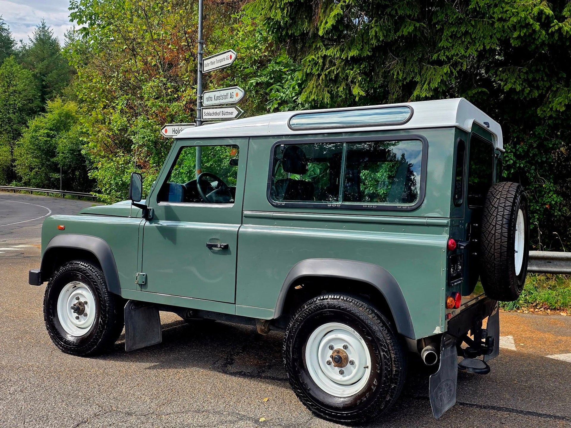 LAND ROVER Defender 90 2.2 TD4 67 Years Edition-image-2